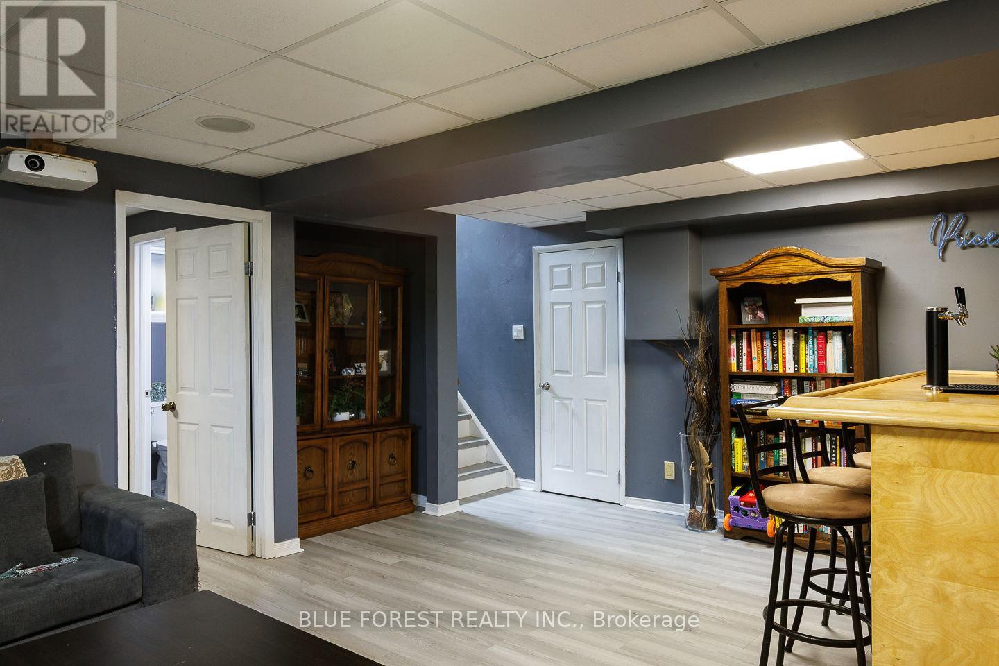 2 SURREY CRESCENT - 22