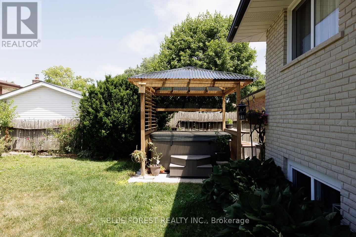 2 SURREY CRESCENT - 24