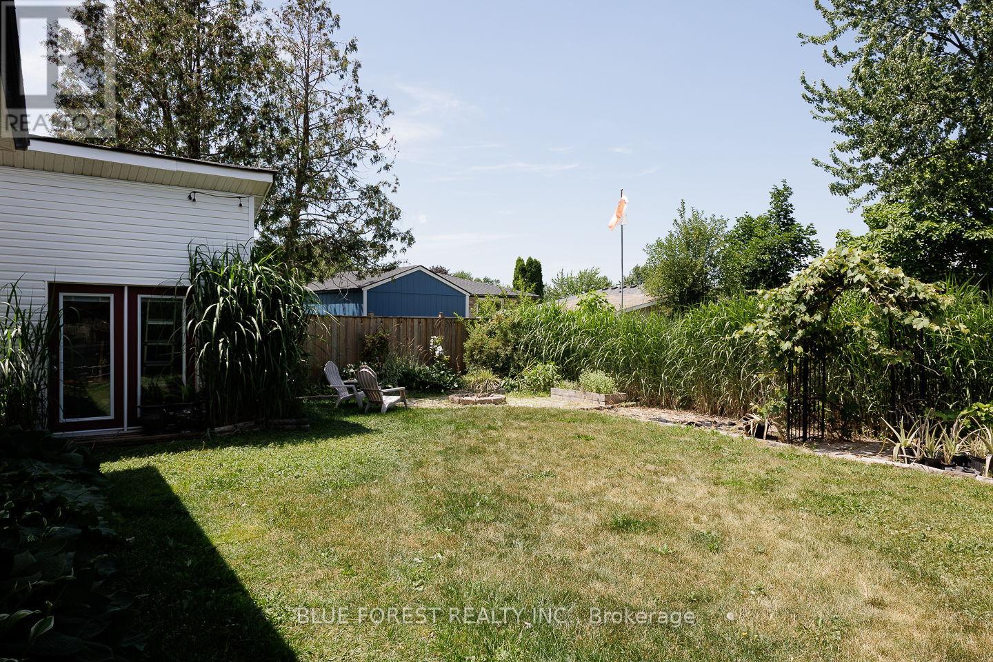2 SURREY CRESCENT - 25
