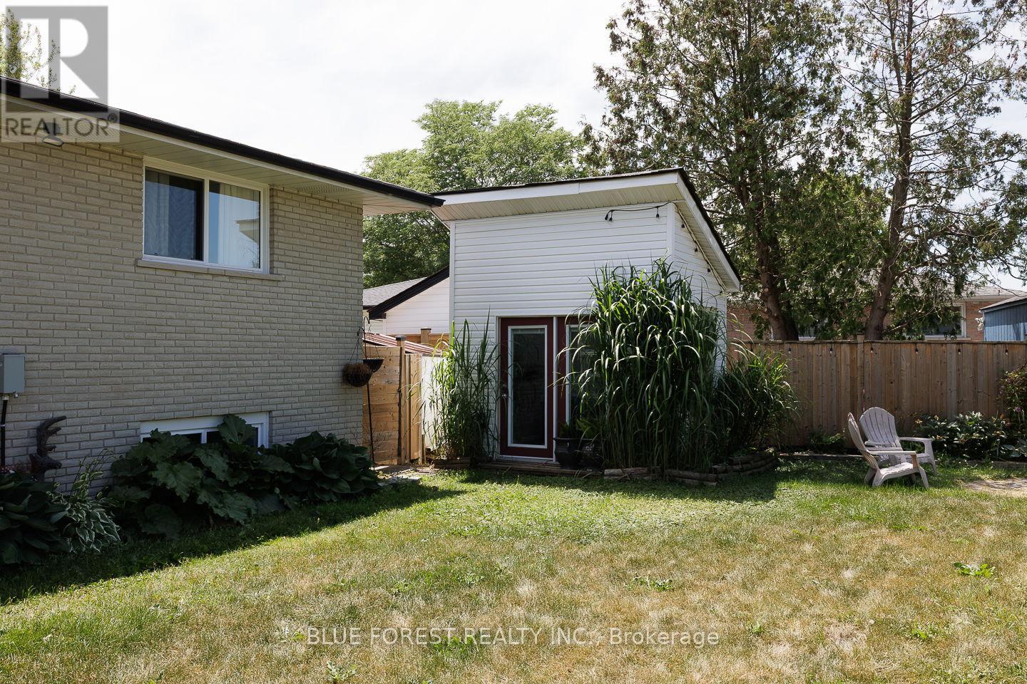2 SURREY CRESCENT - 26