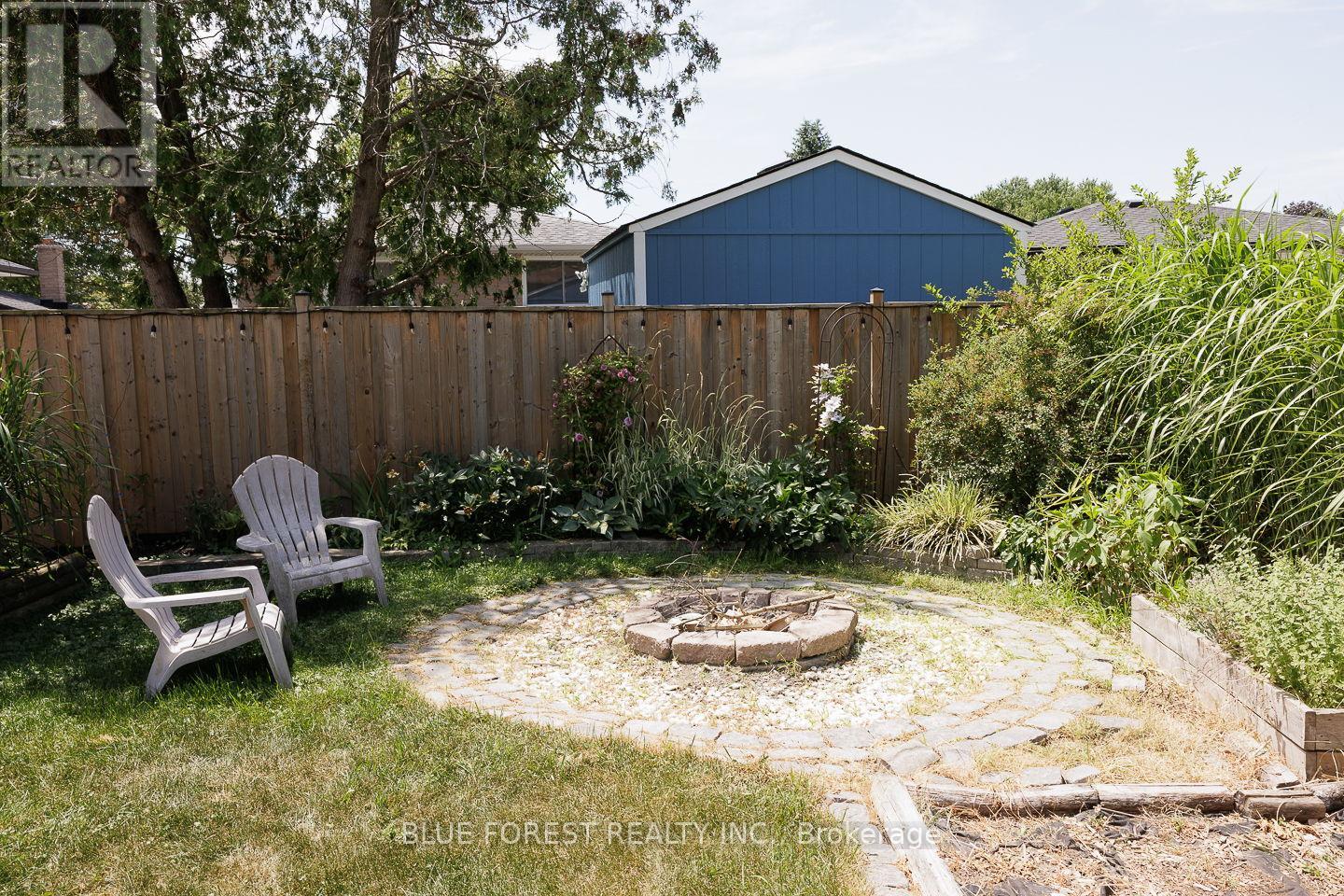 2 SURREY CRESCENT - 27