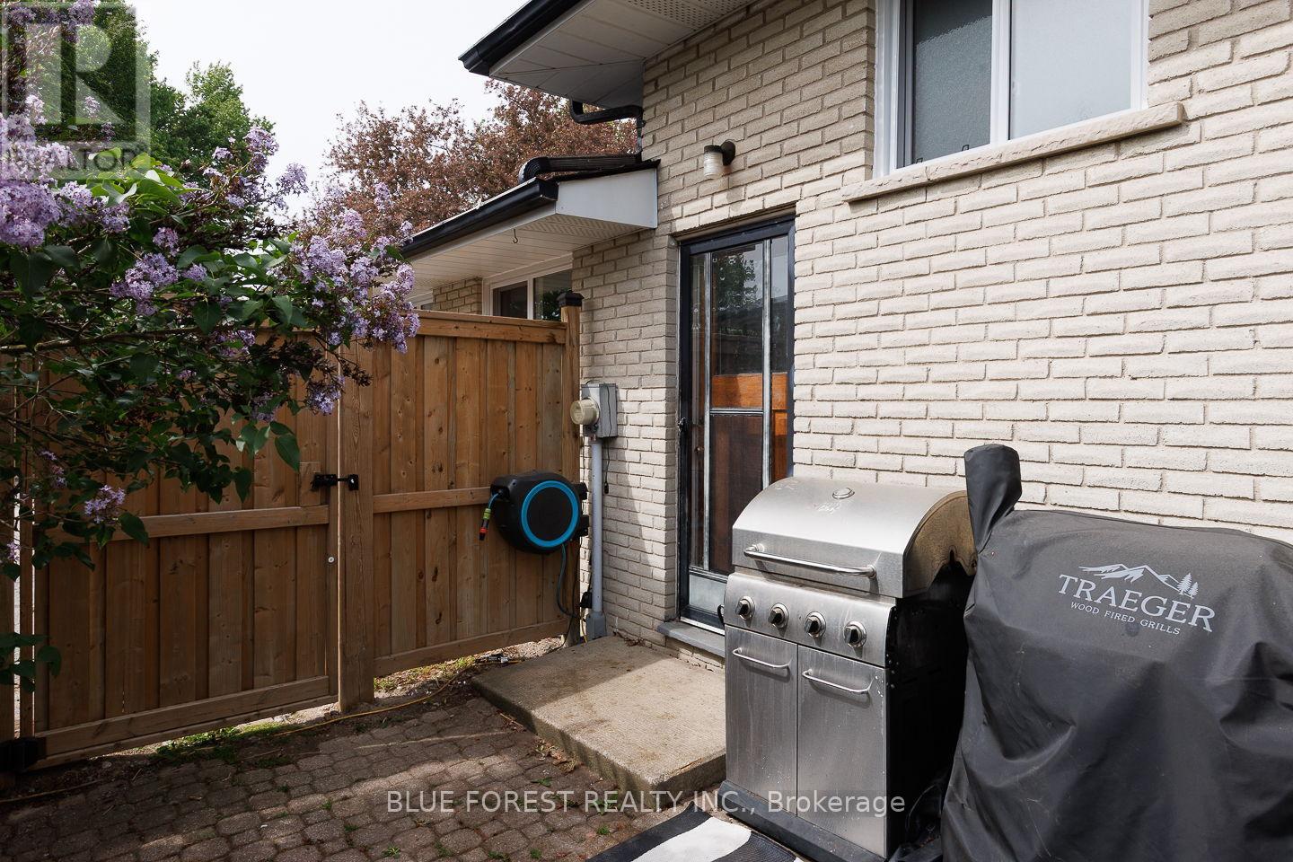 2 SURREY CRESCENT - 28
