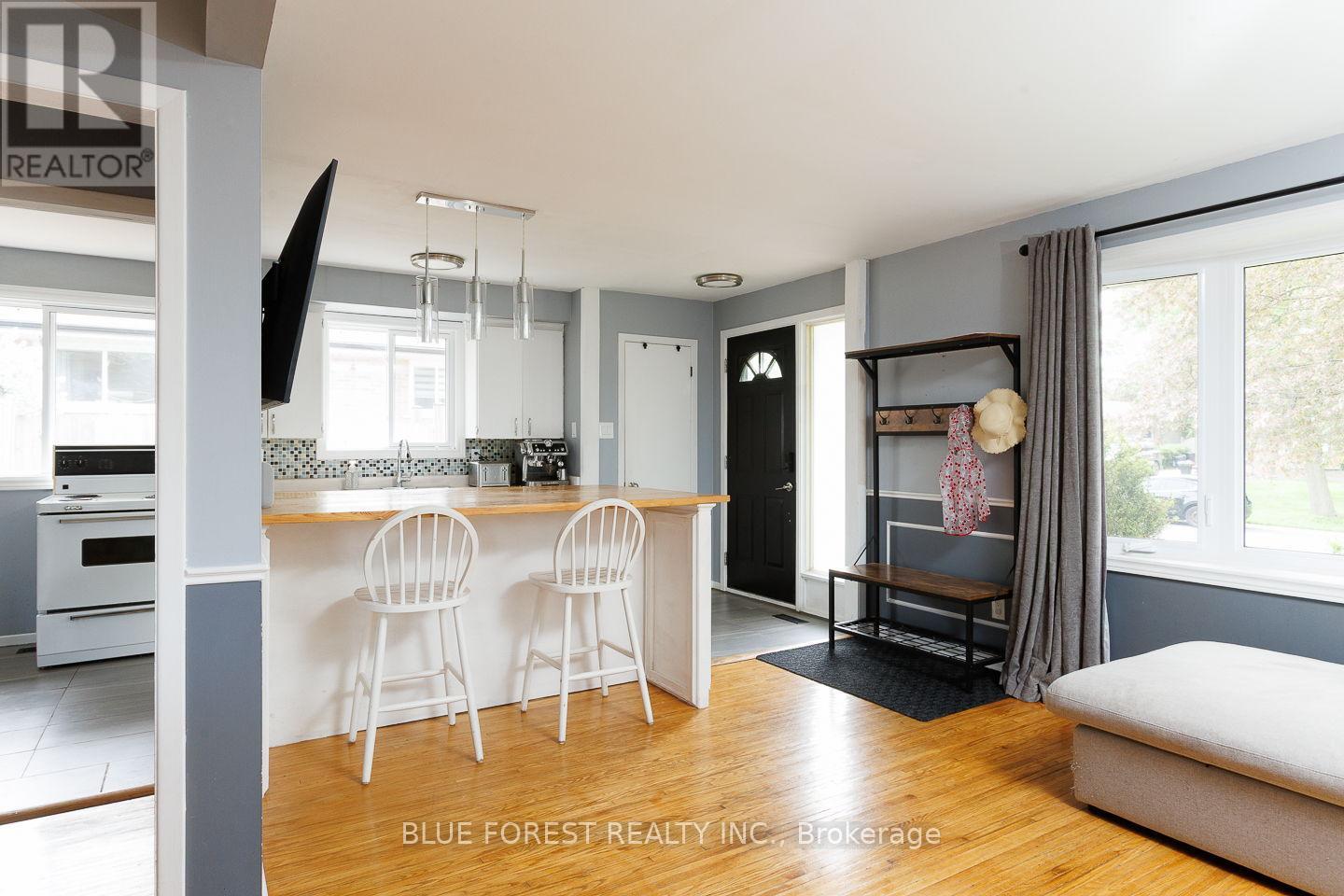 2 SURREY CRESCENT - 6