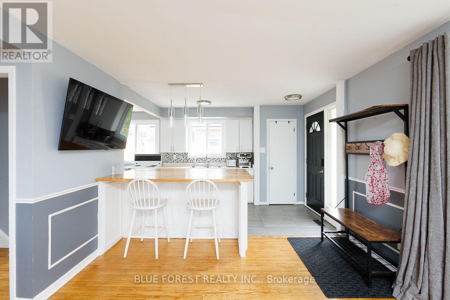 2 SURREY CRESCENT - 7