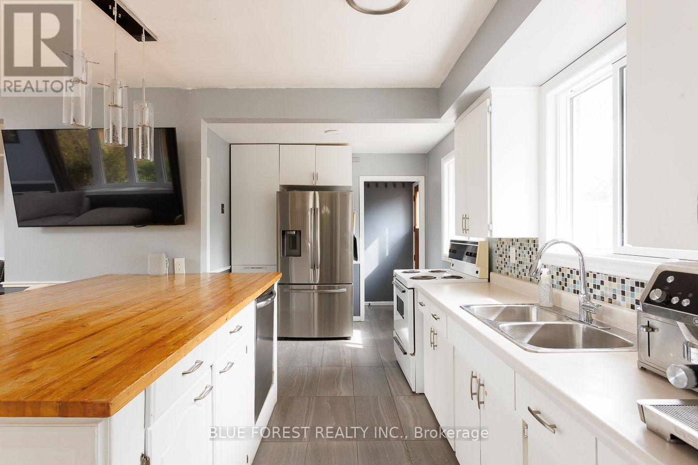 2 SURREY CRESCENT - 8