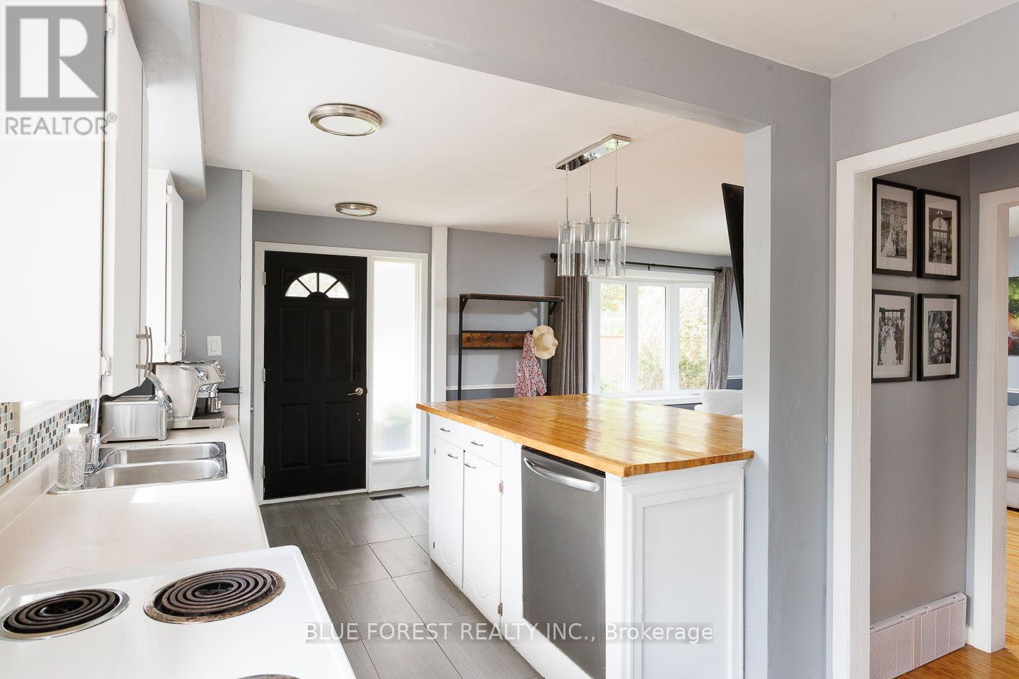 2 SURREY CRESCENT - 9