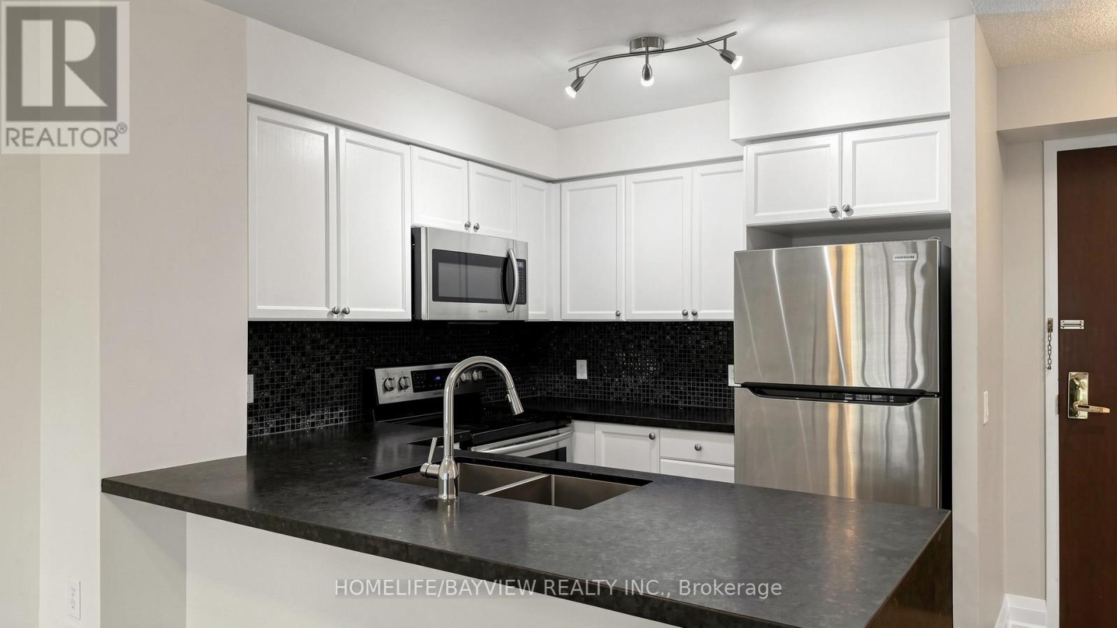 #1015 18 PARKVIEW AVENUE - 3