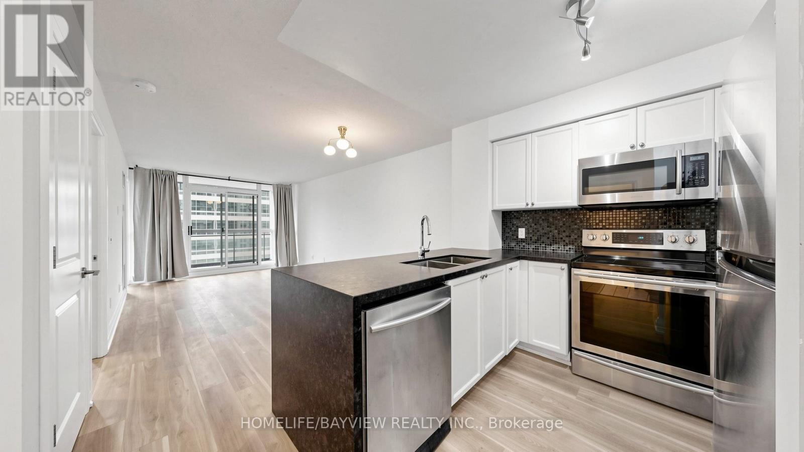 #1015 18 PARKVIEW AVENUE - 5