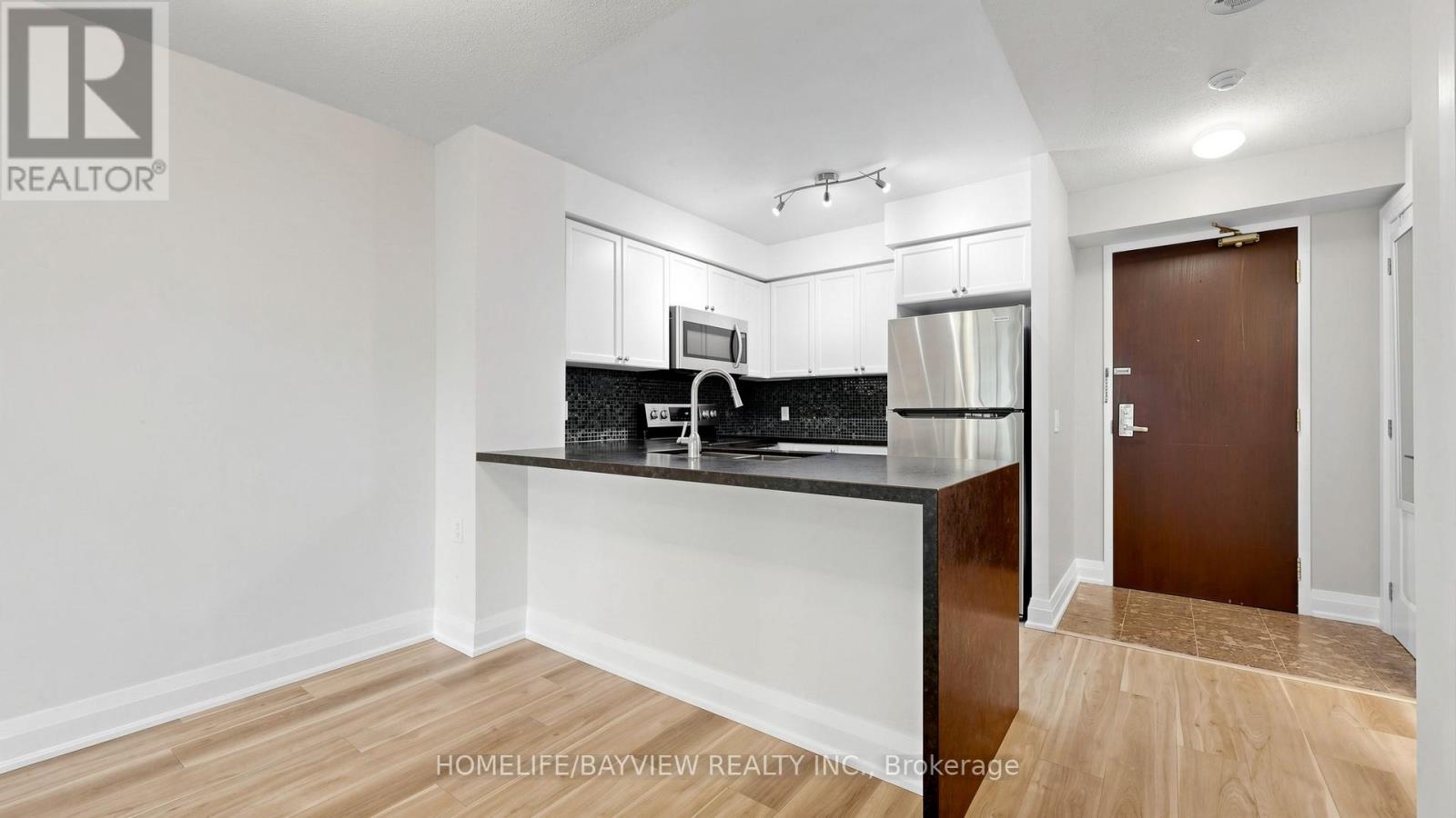 #1015 18 PARKVIEW AVENUE - 6