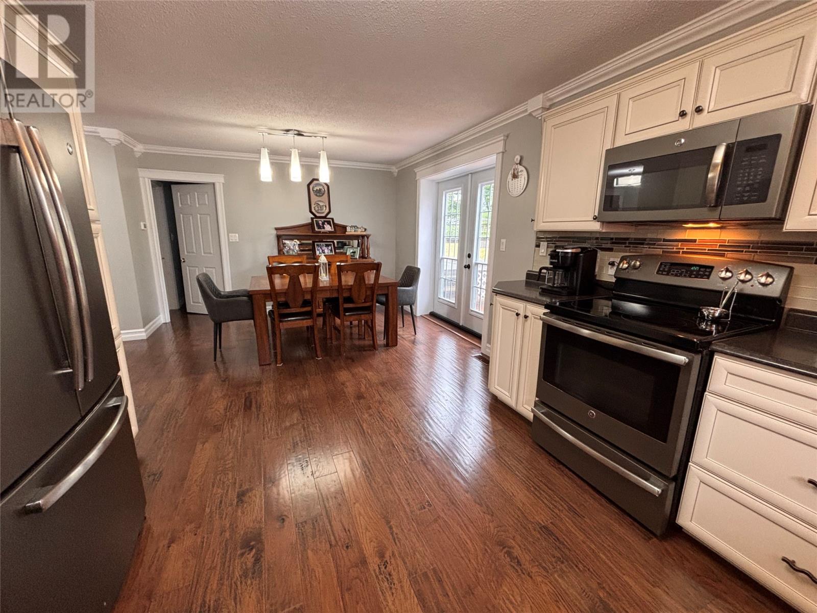10 Riverbank Road - 9