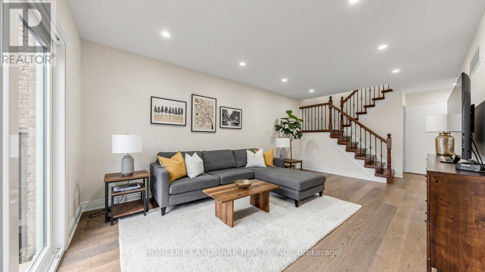 31 FULLERTON CRESCENT - Image 8