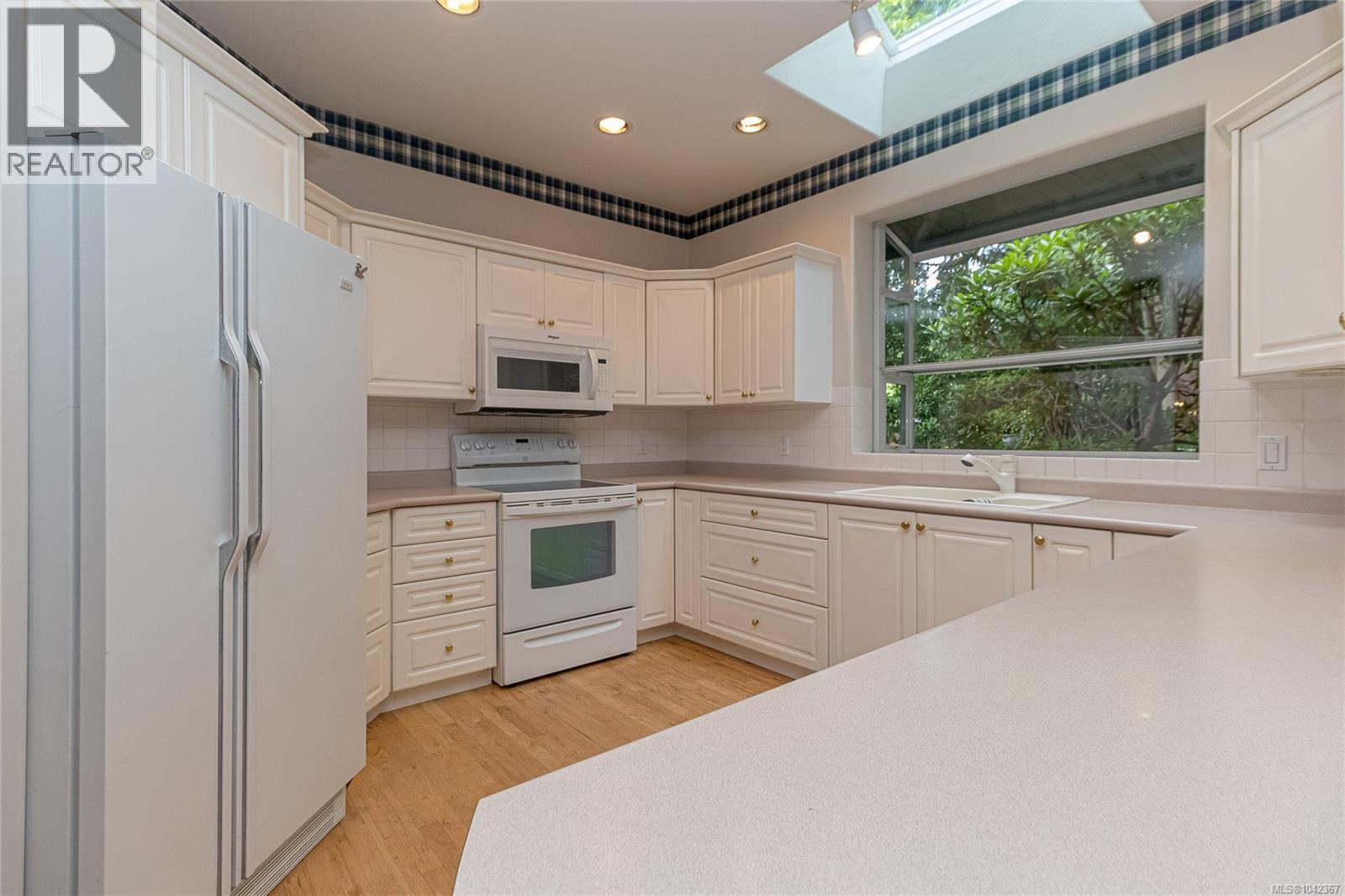 #25 5187 Cordova Bay Rd - 16