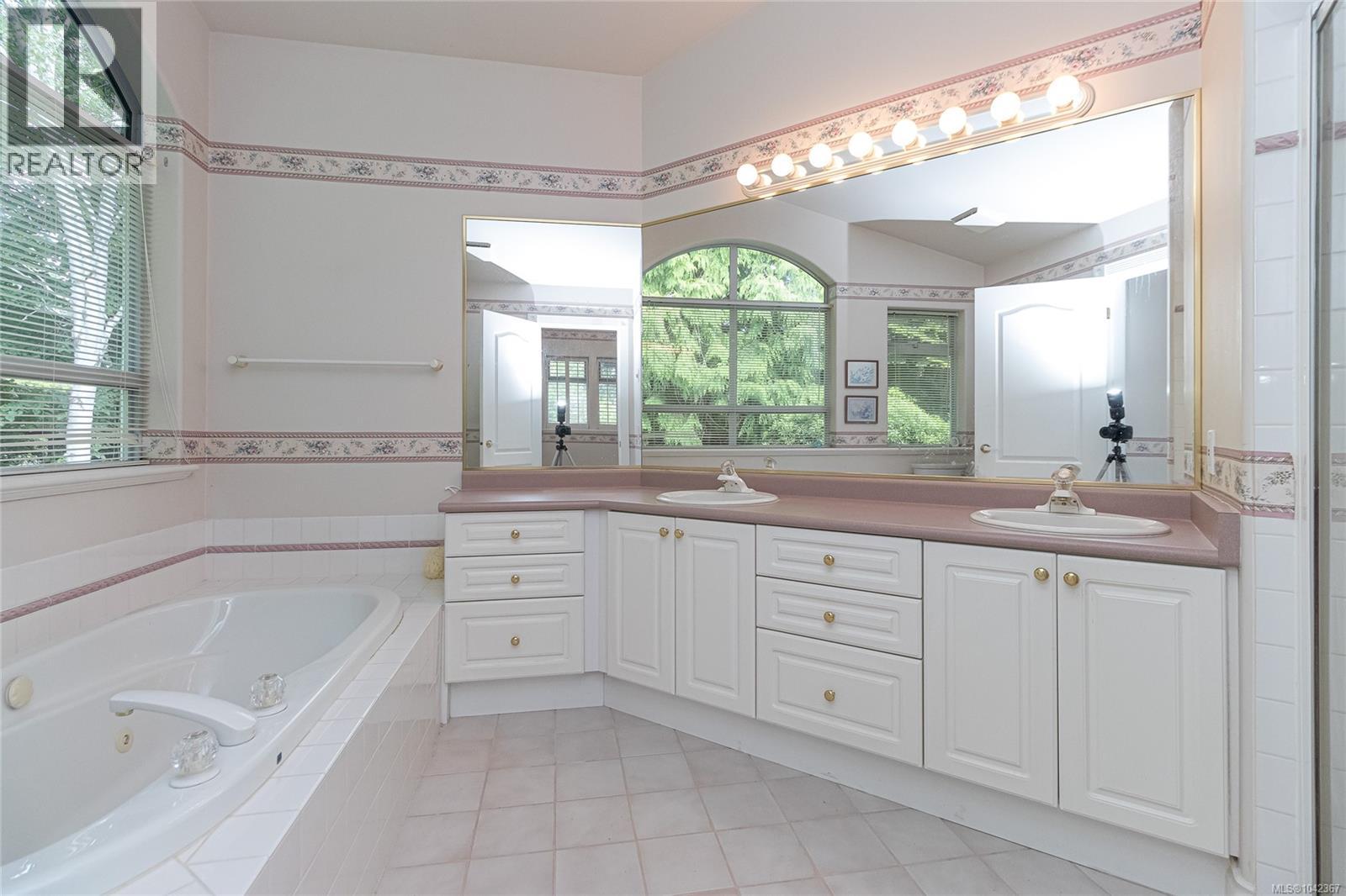 #25 5187 Cordova Bay Rd - 30
