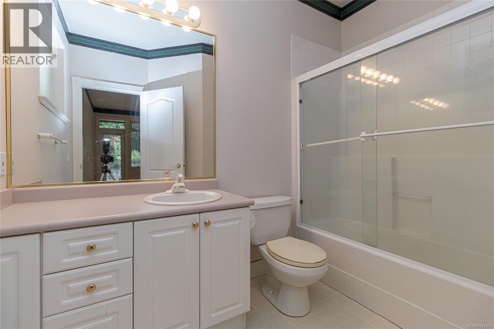 #25 5187 Cordova Bay Rd - 34
