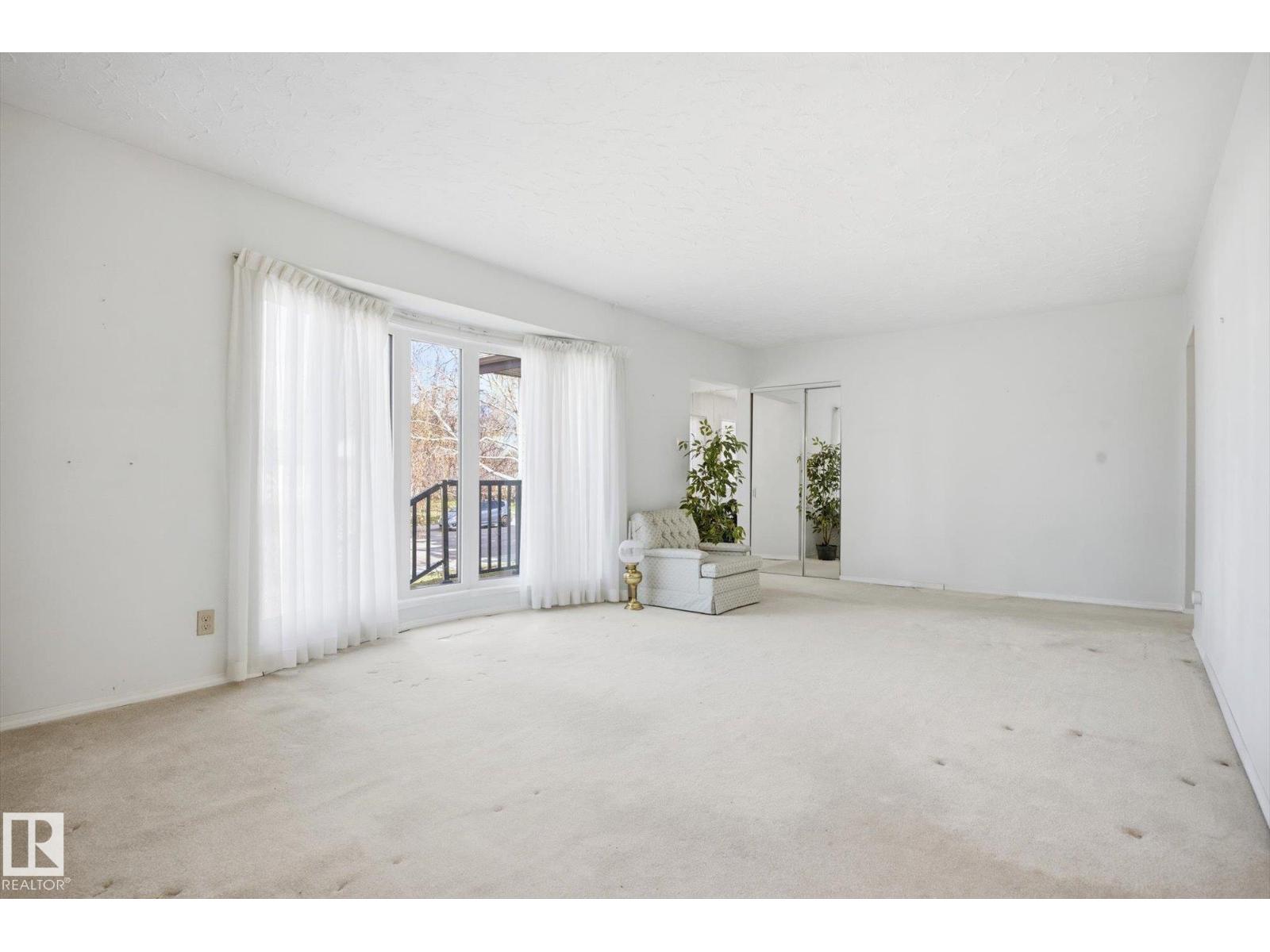 10667 65 ST NW - 4
