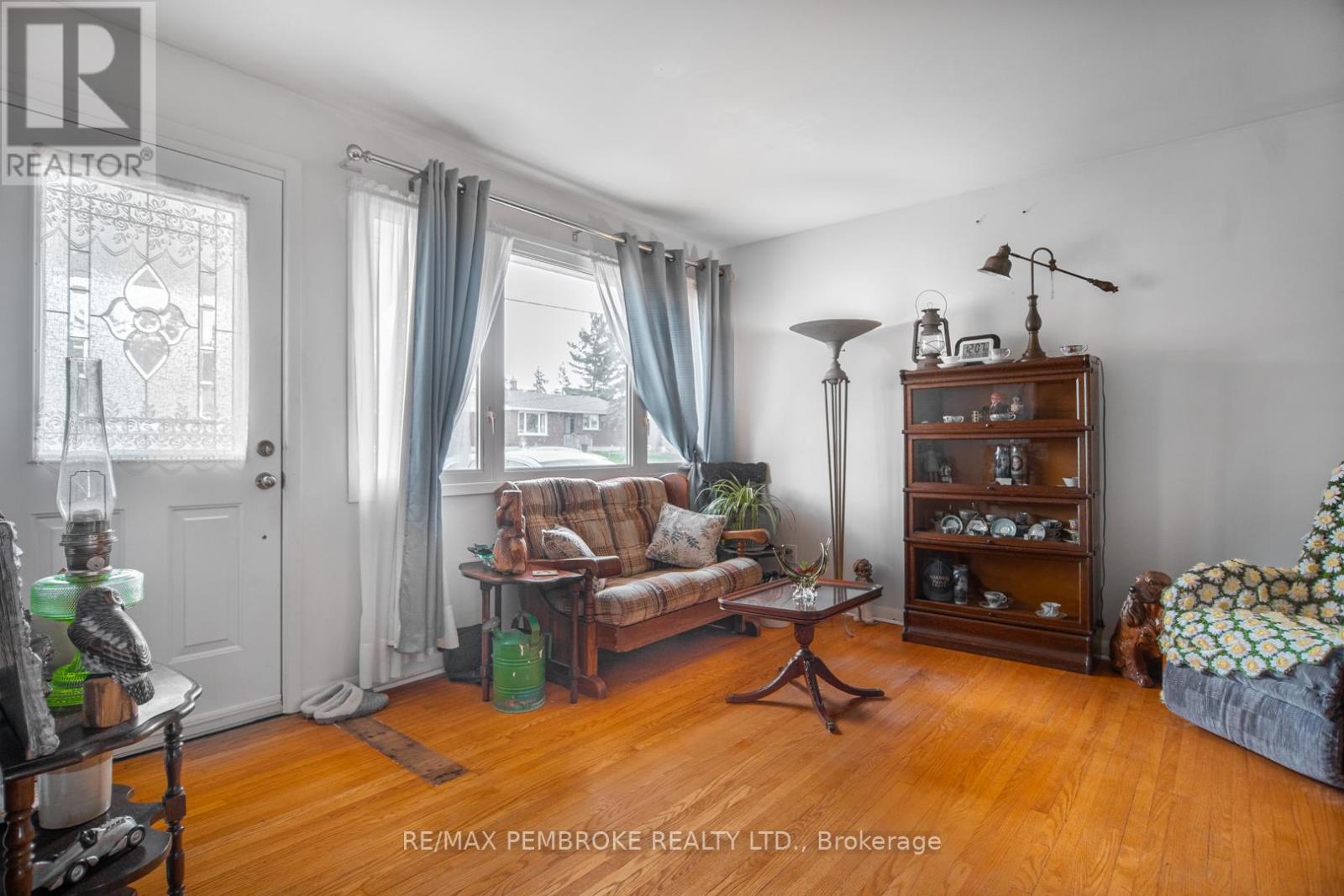 2 Bed, 2 Bath House for Sale in Pembroke – 136 ELLIS AVENUE, Pembroke – MLS# X13525630 - Image 2