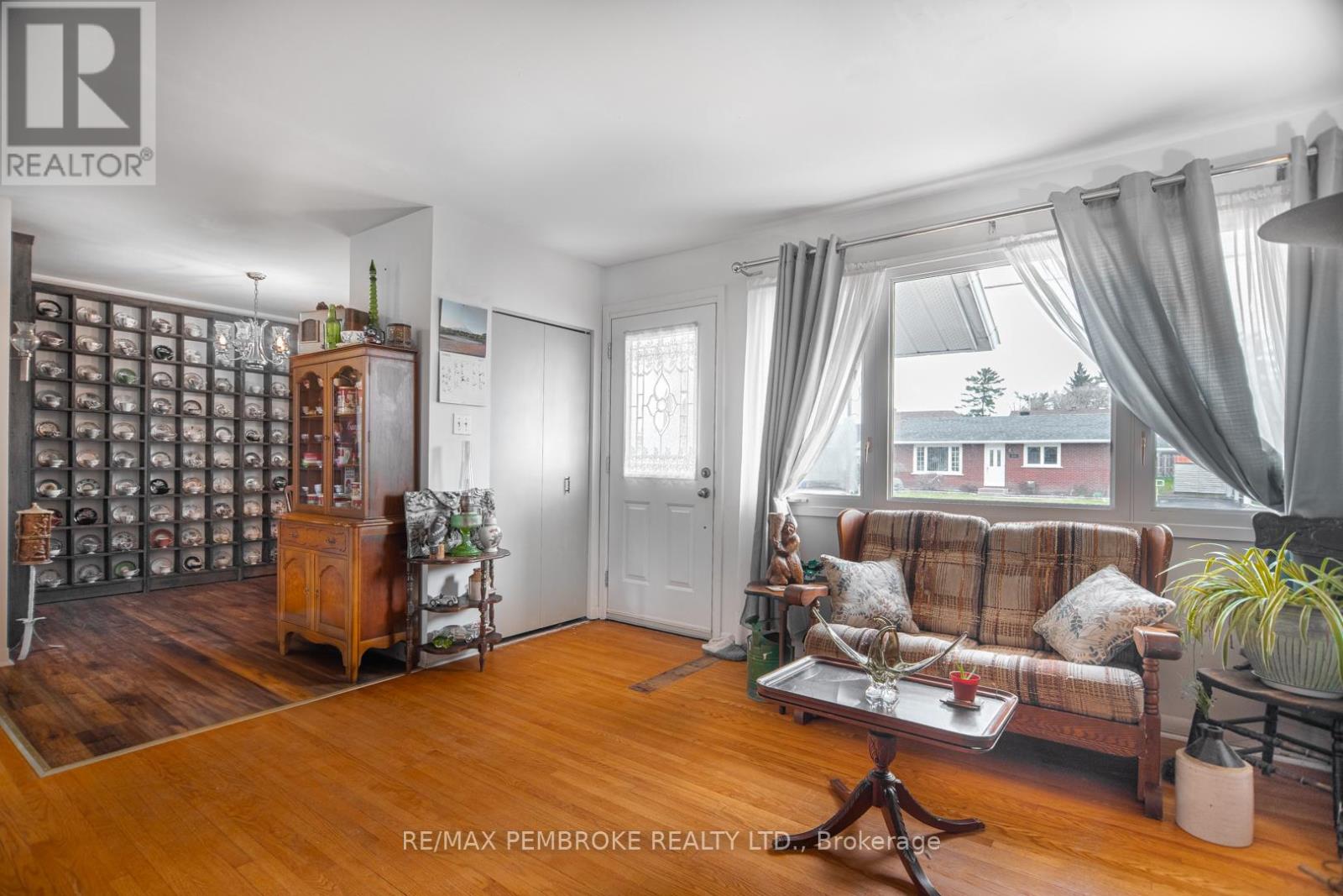 2 Bed, 2 Bath House for Sale in Pembroke – 136 ELLIS AVENUE, Pembroke – MLS# X13525630 - Image 5