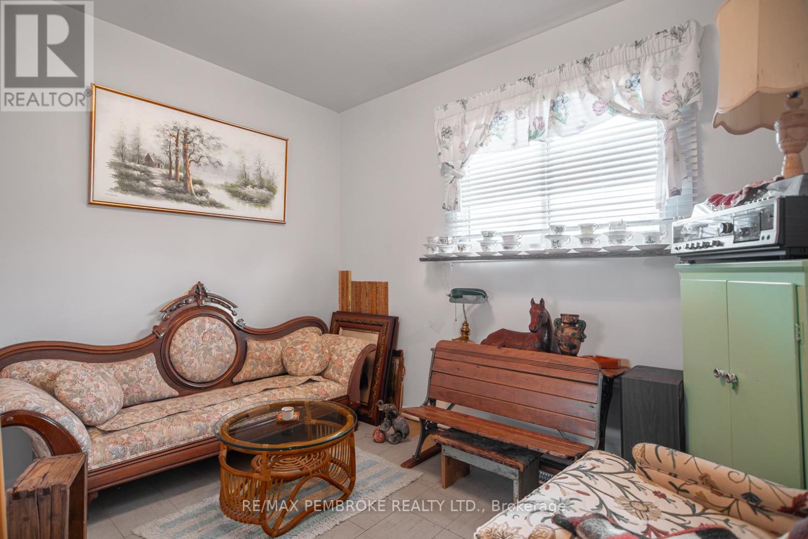 2 Bed, 2 Bath House for Sale in Pembroke – 136 ELLIS AVENUE, Pembroke – MLS# X13525630 - Image 9