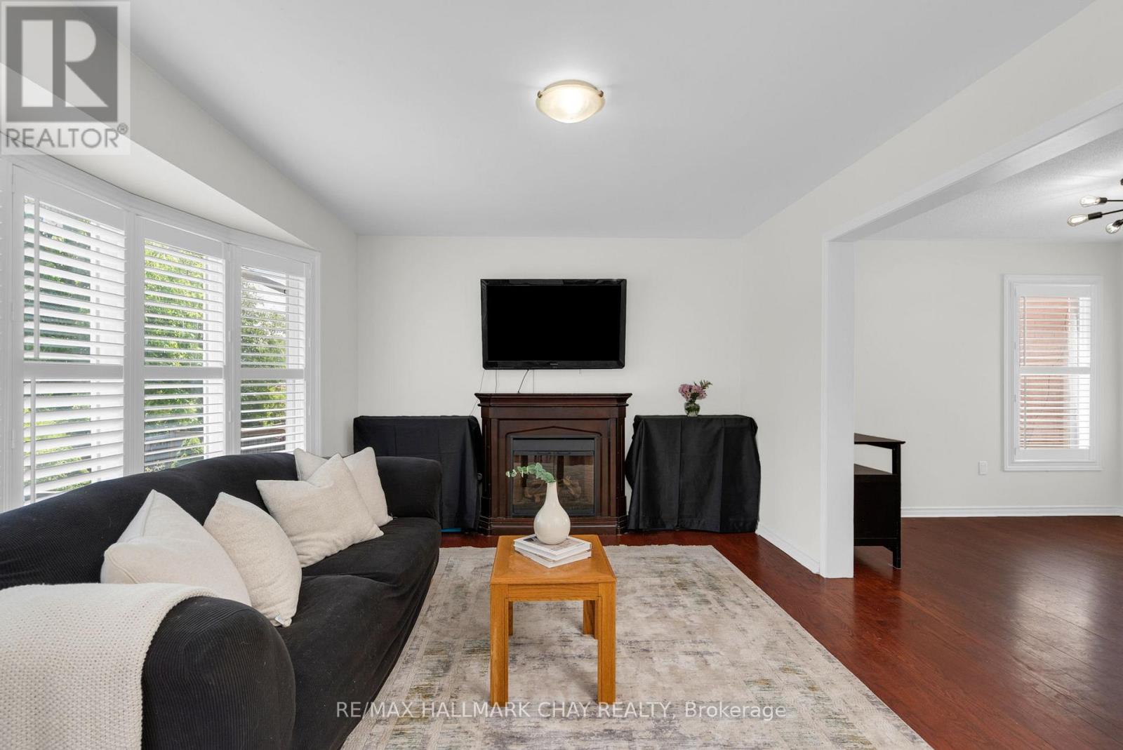 19 CALLANDER CRESCENT - 13