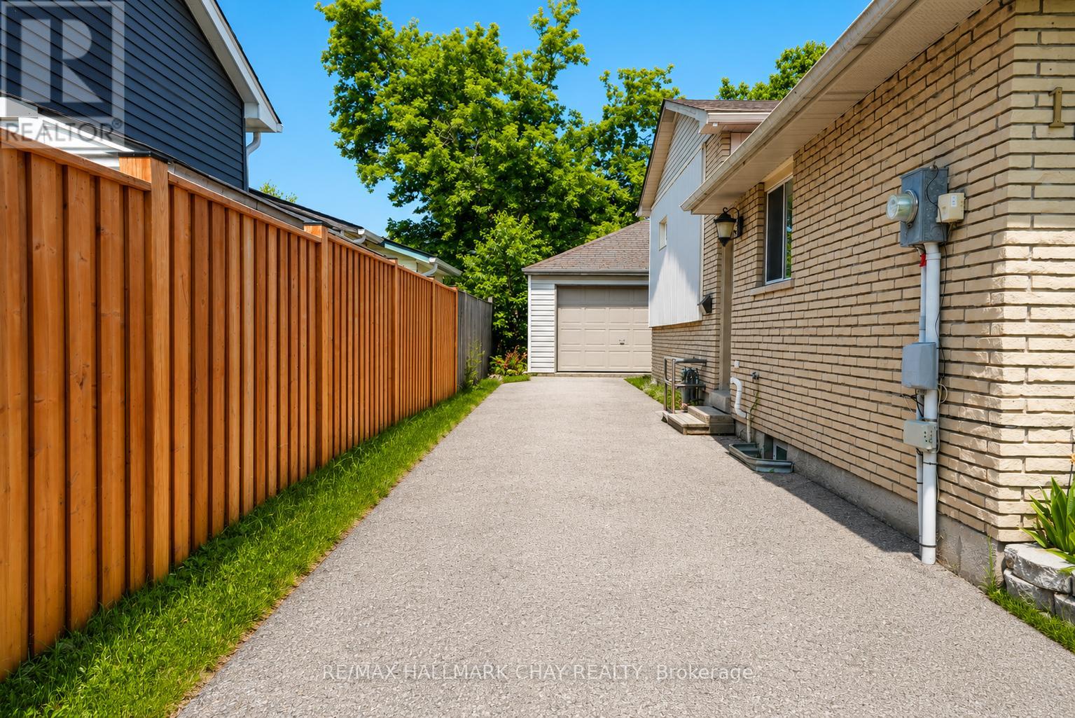 16 AUSTEN LANE - 22