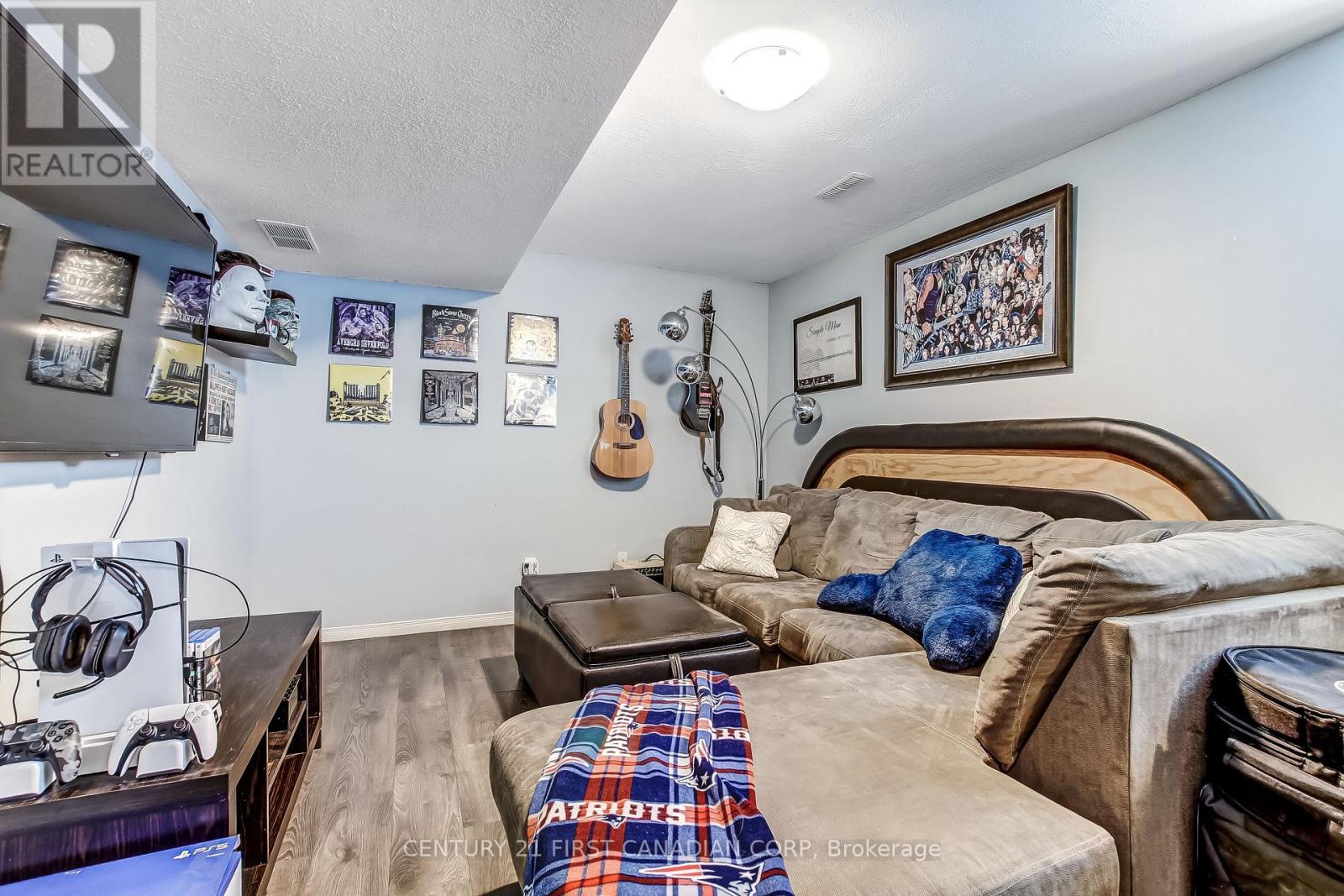 10 STEEPLECHASE COURT - 21