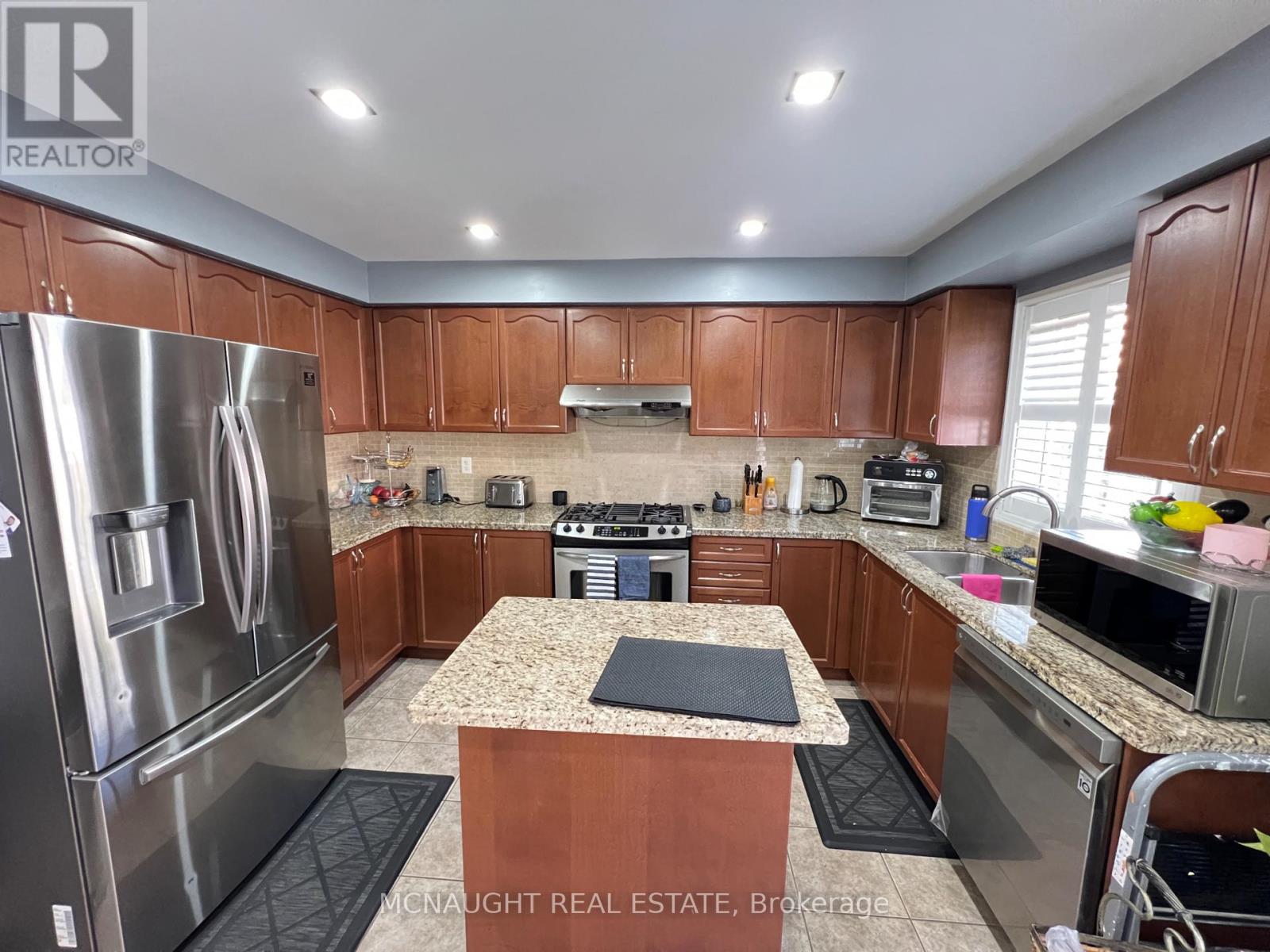 117 CROWN VICTORIA DRIVE - 10