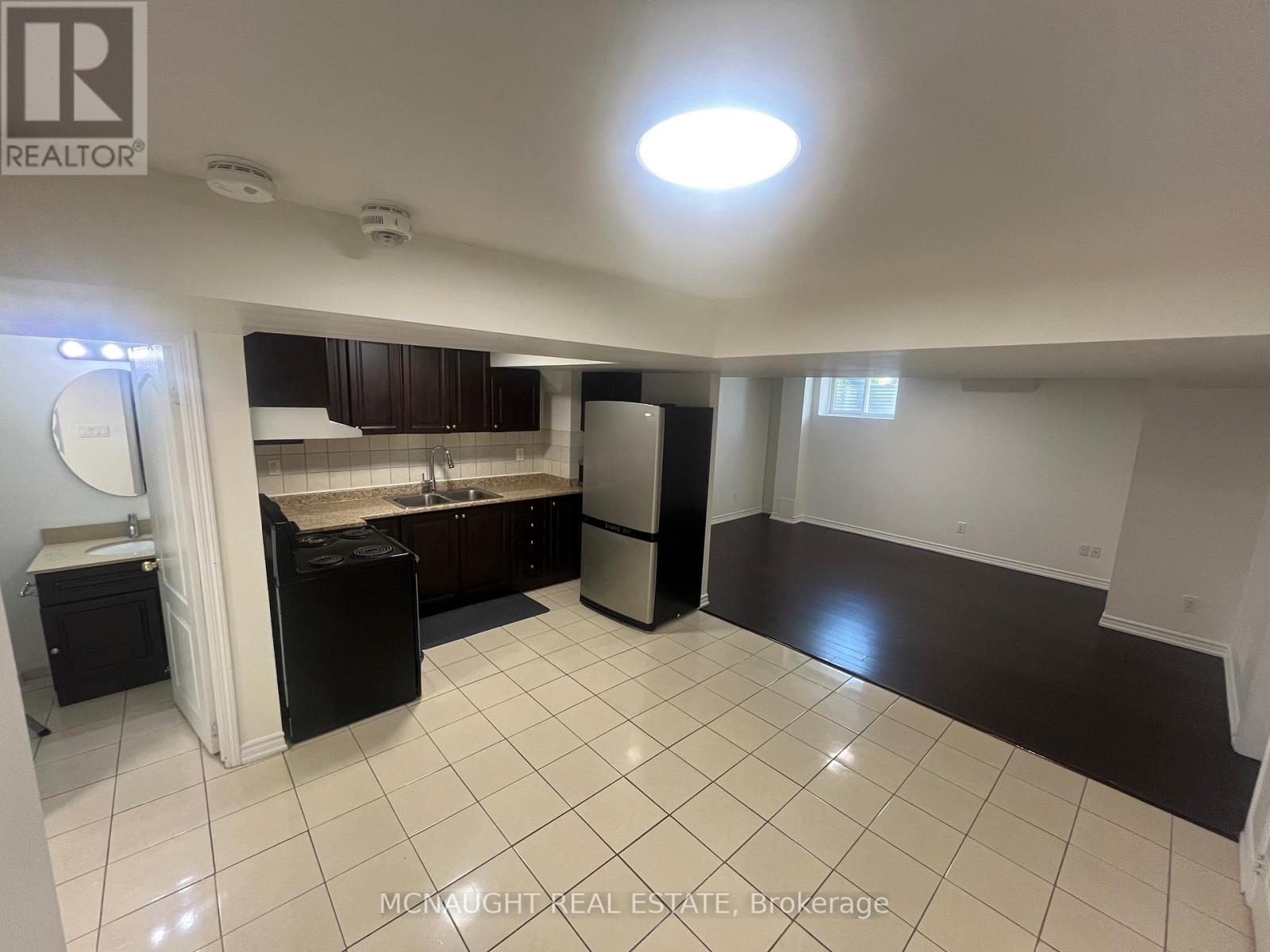 117 CROWN VICTORIA DRIVE - 32