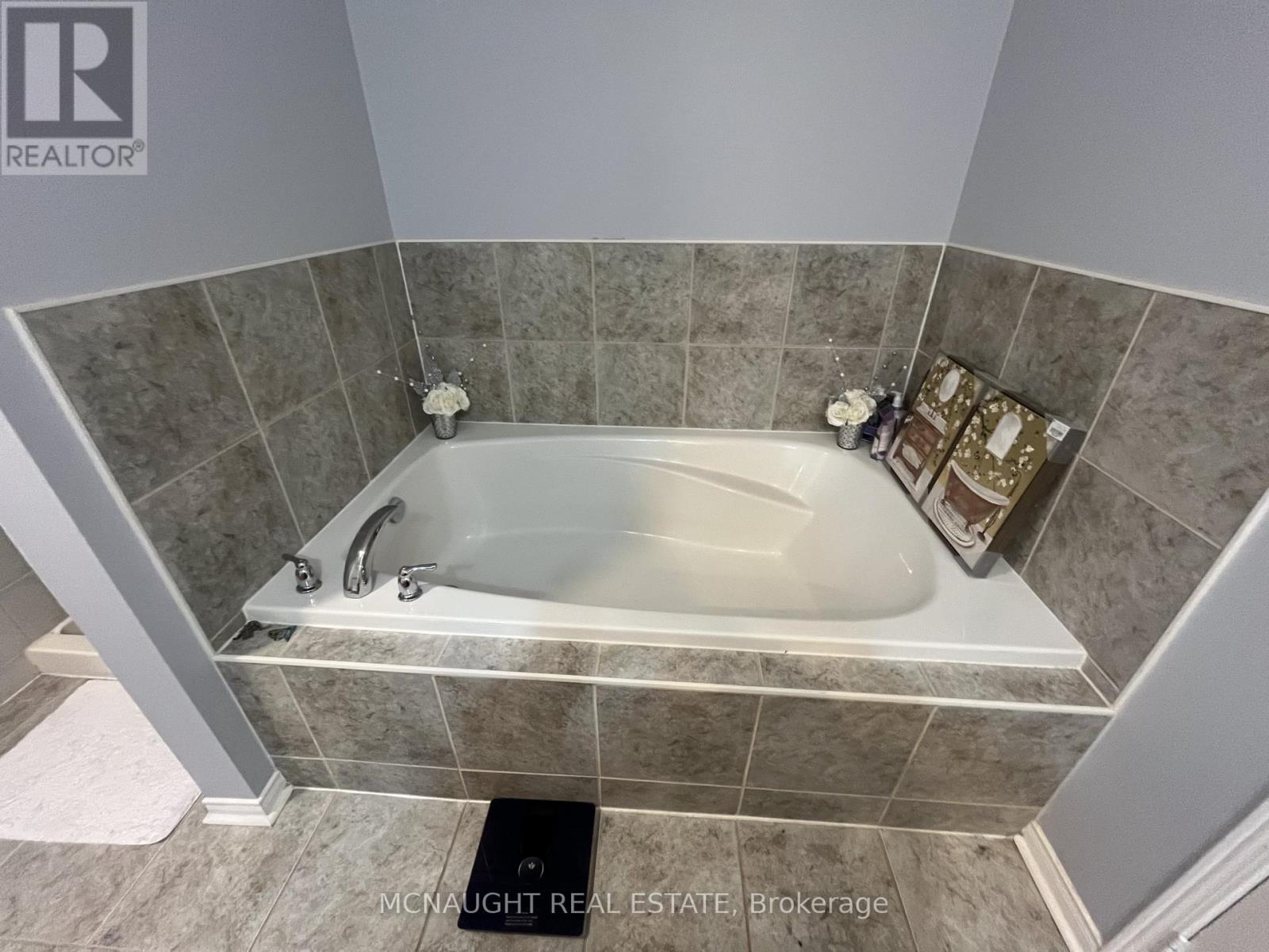117 CROWN VICTORIA DRIVE - 26