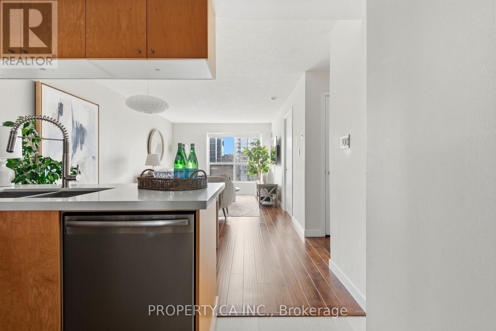 #1105 410 QUEENS QUAY W - 7