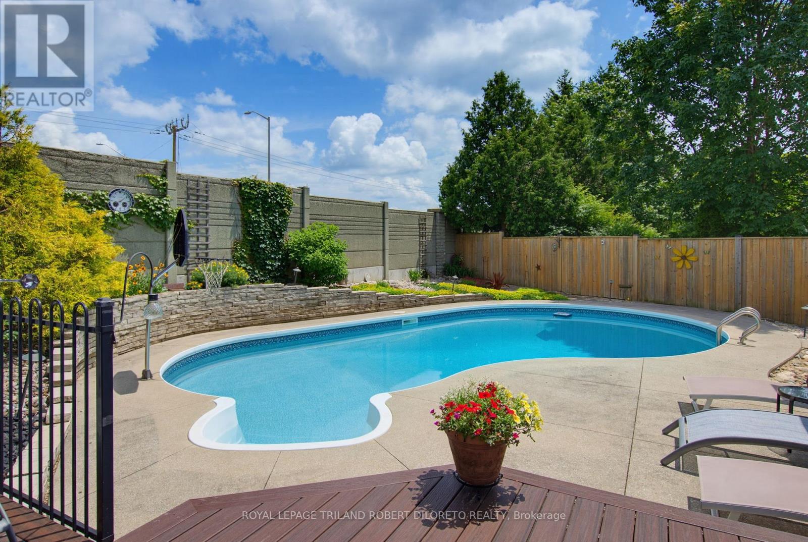 102 ST BEES COURT - 40