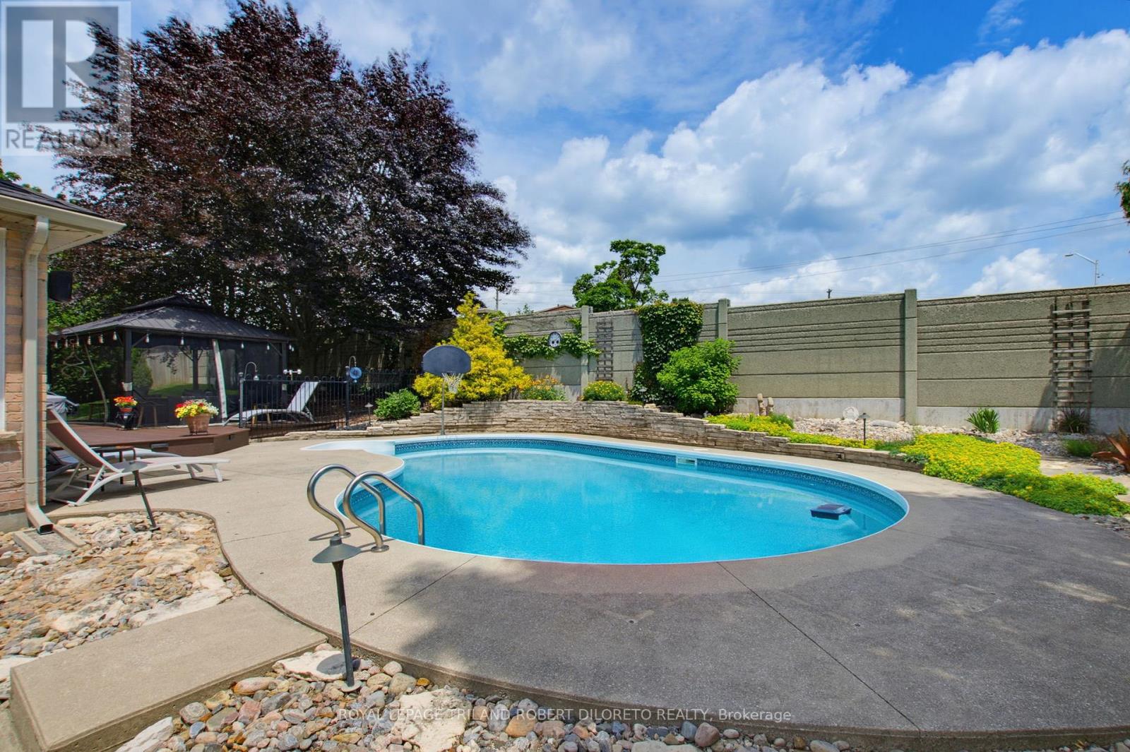 102 ST BEES COURT - 41