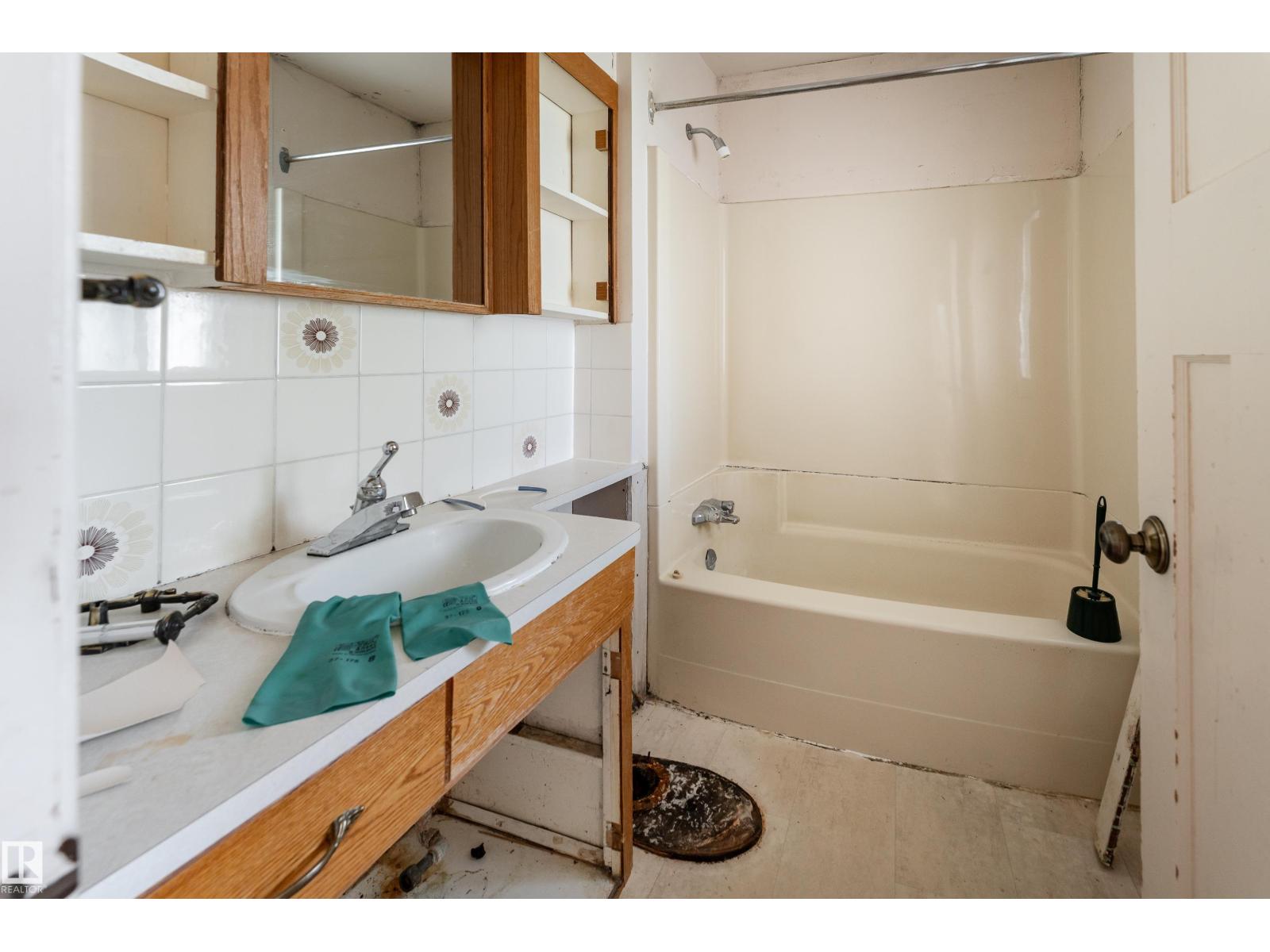 9642 72 AV NW NW - 22