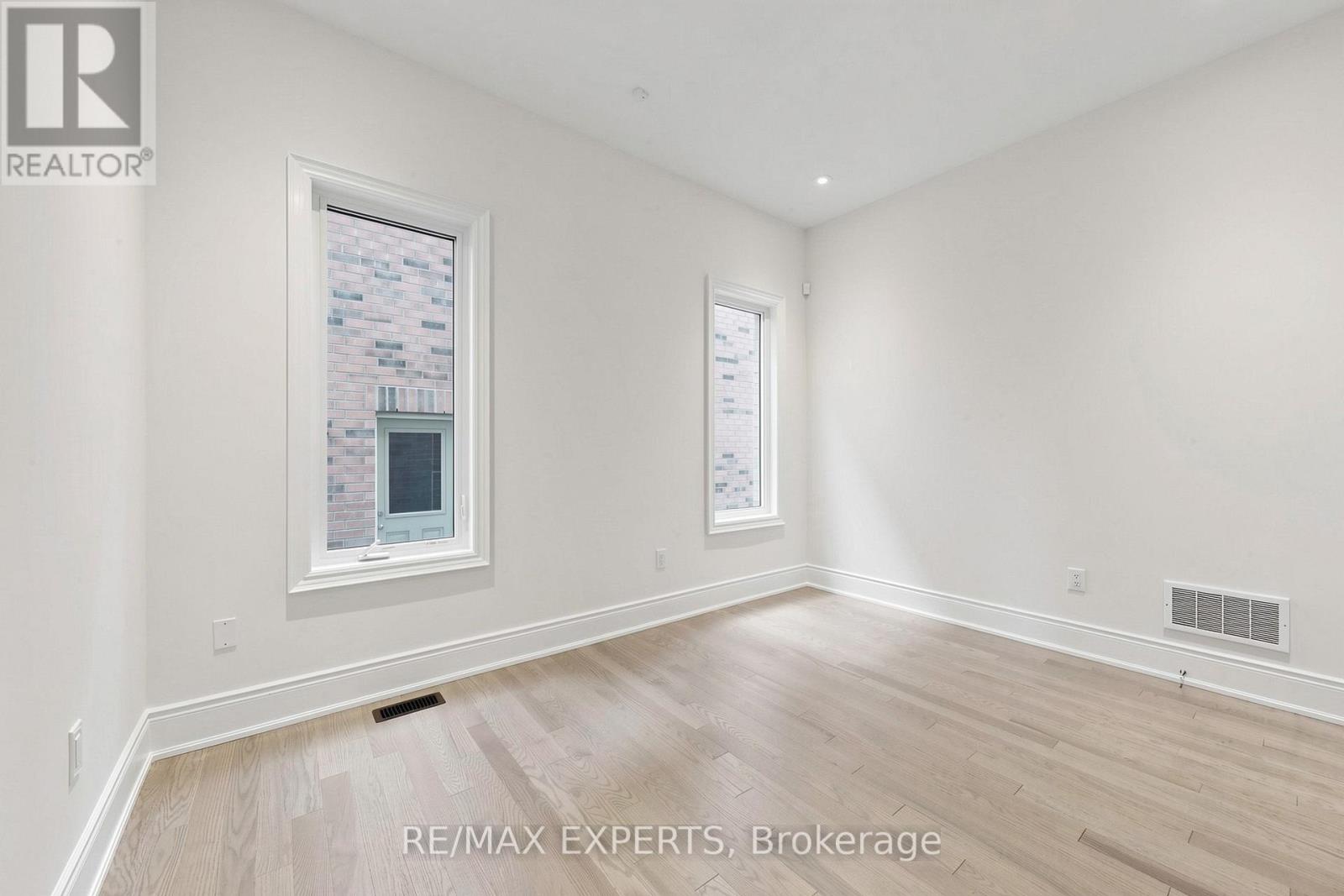 60 BUD LEGGETT CRESCENT - 21