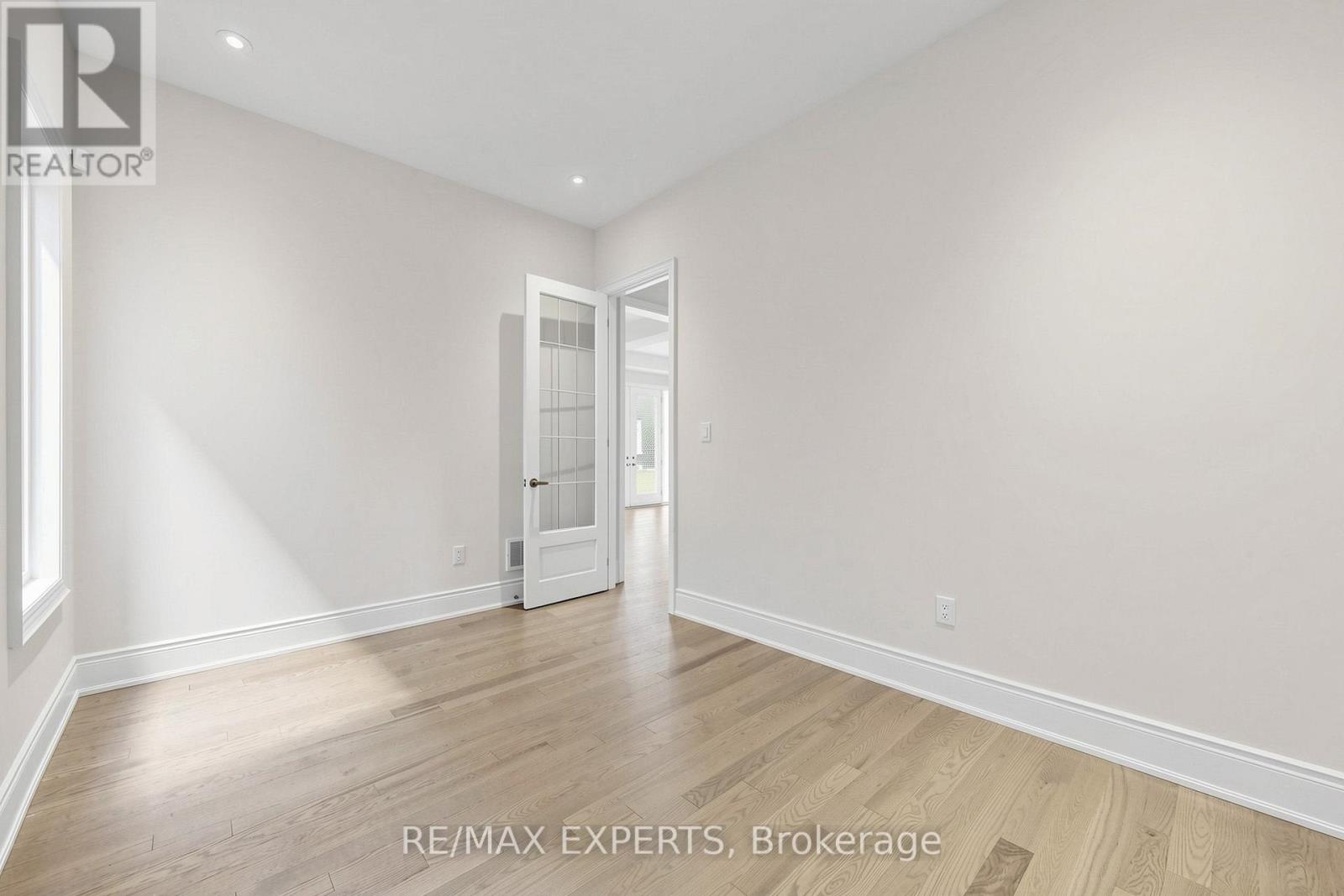 60 BUD LEGGETT CRESCENT - 22