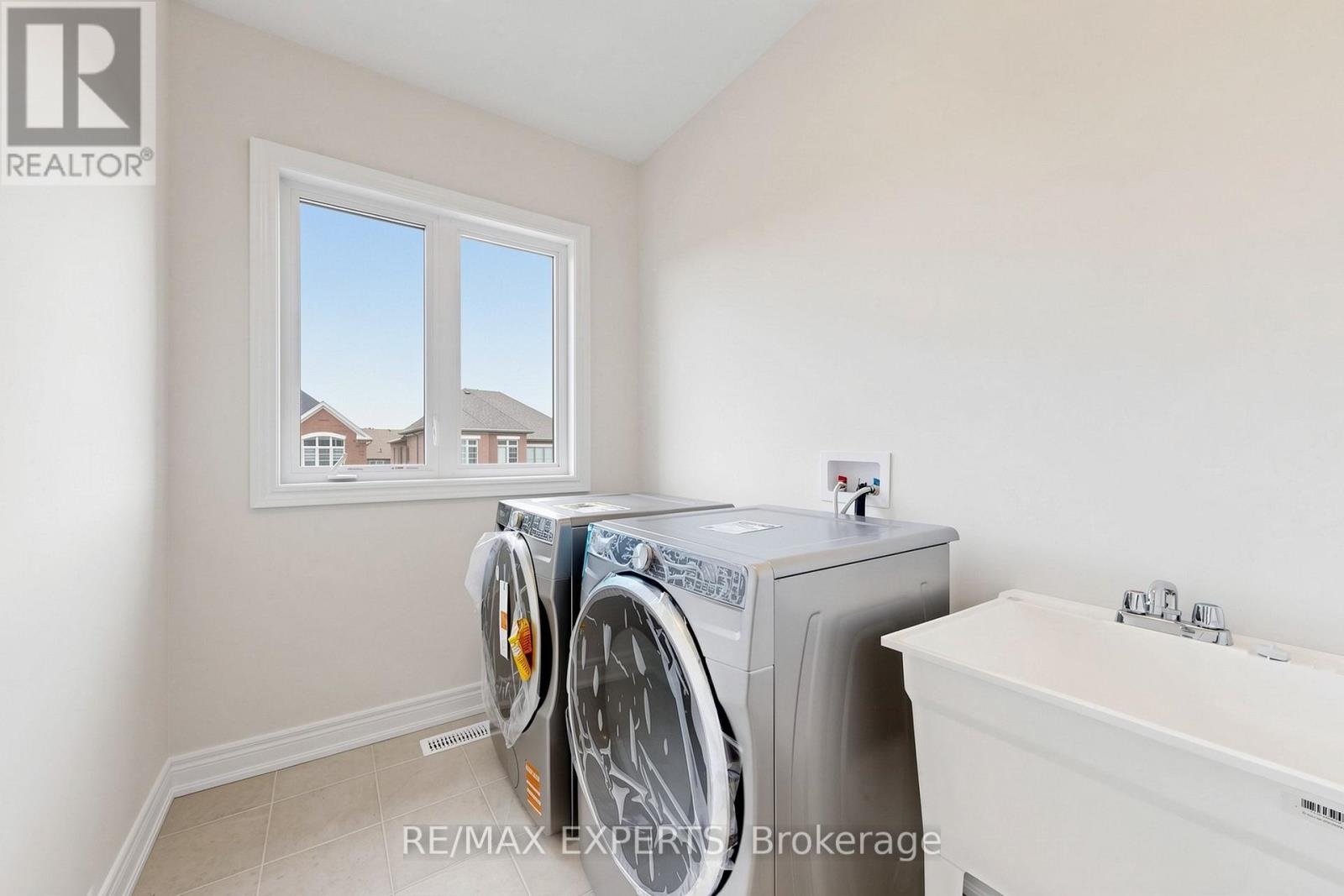 60 BUD LEGGETT CRESCENT - 46