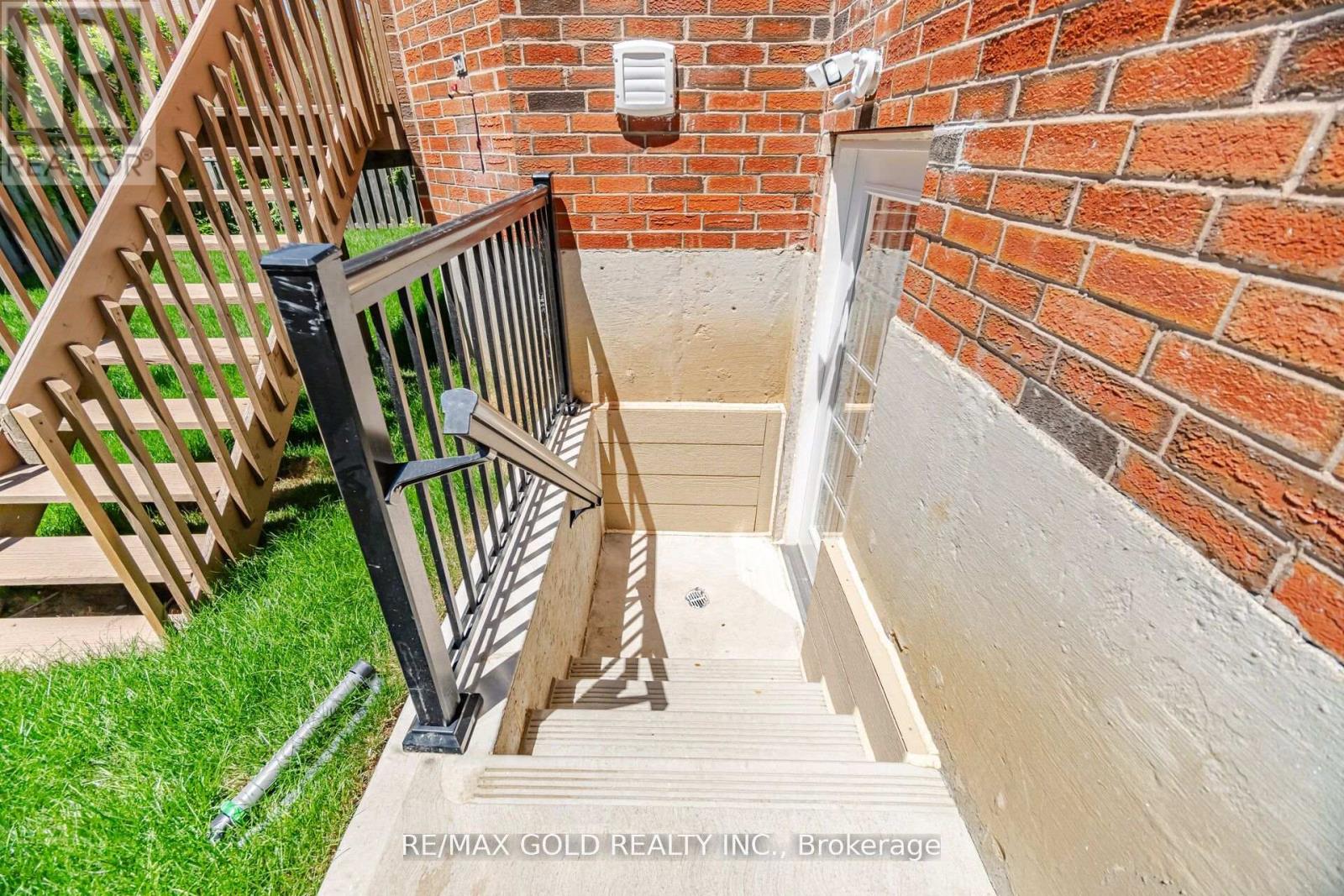 37 LORD SIMCOE DRIVE - 45