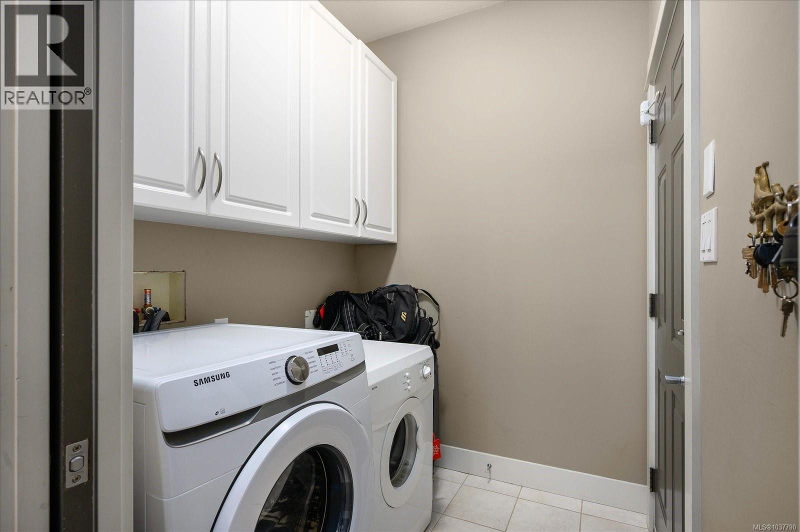 6196 Strathcona Pl - 6