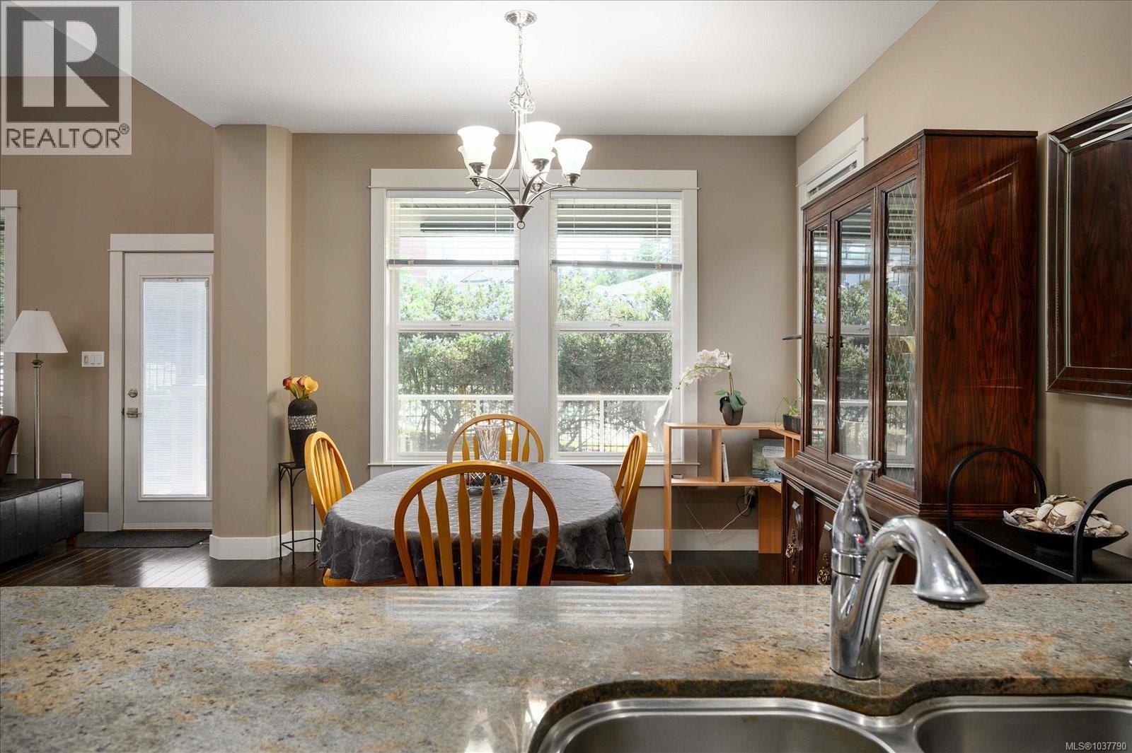 6196 Strathcona Pl - 13