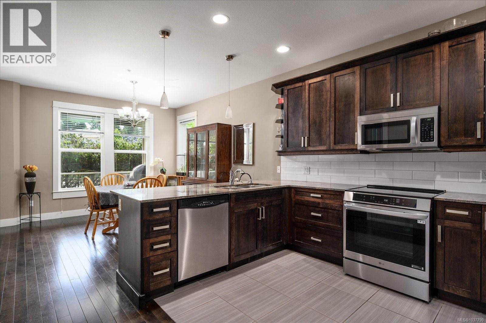 6196 Strathcona Pl - 10