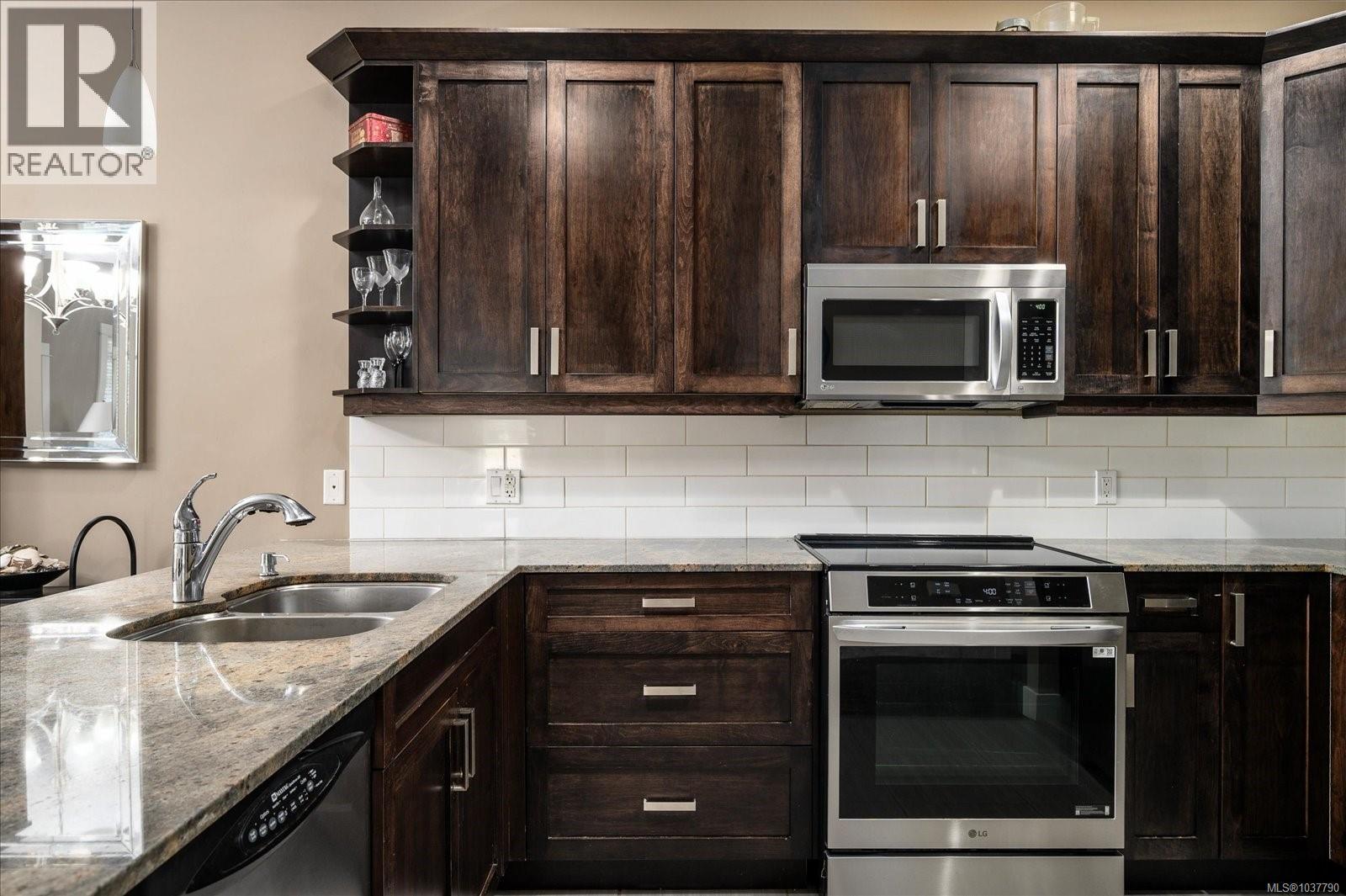 6196 Strathcona Pl - 11