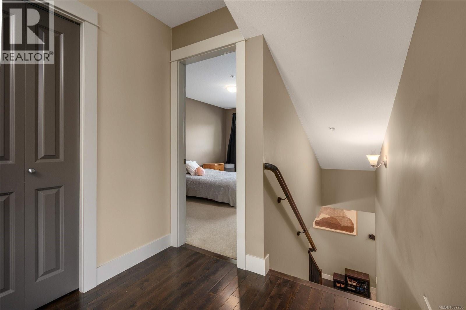 6196 Strathcona Pl - 26