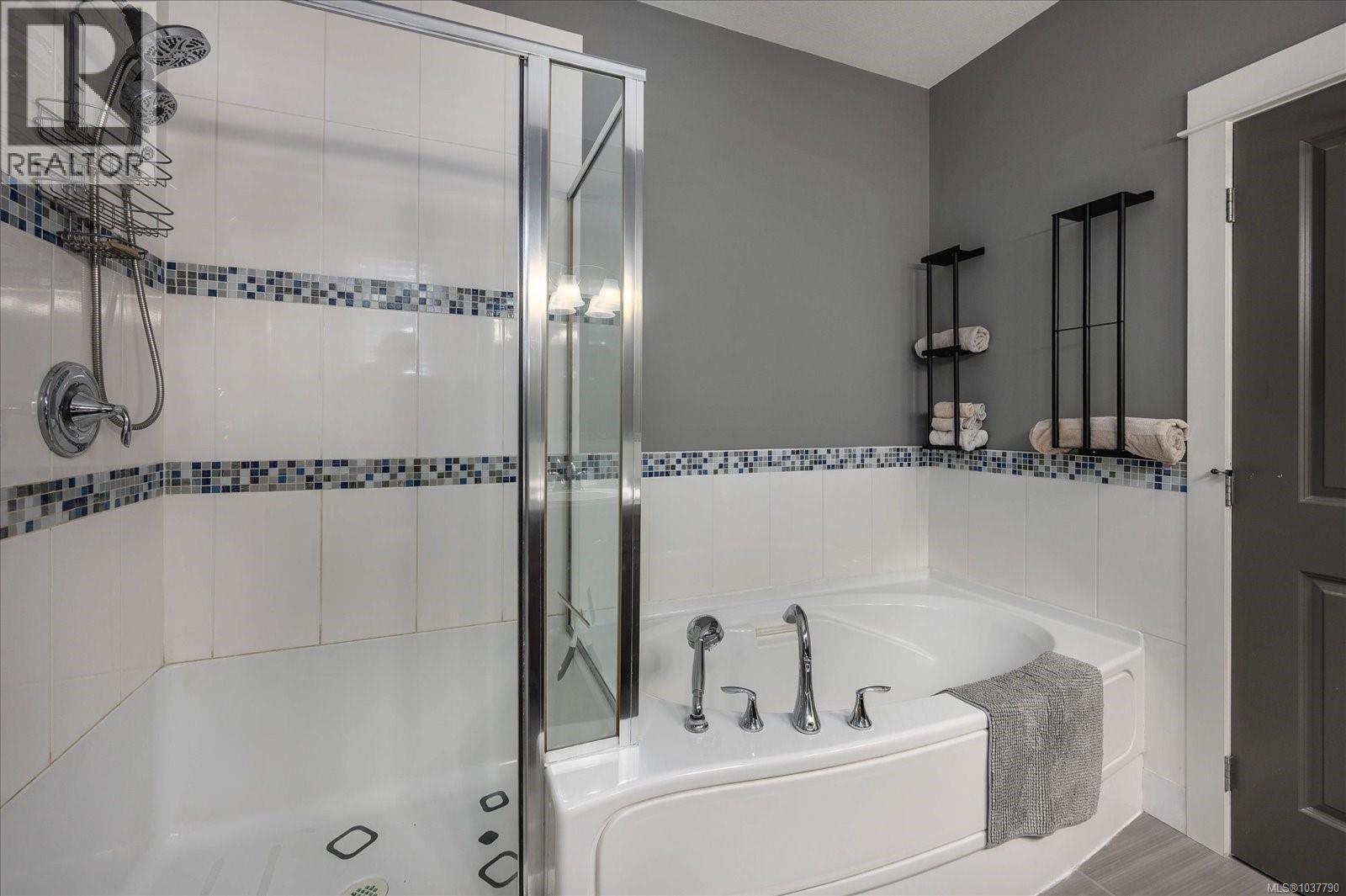 6196 Strathcona Pl - 25