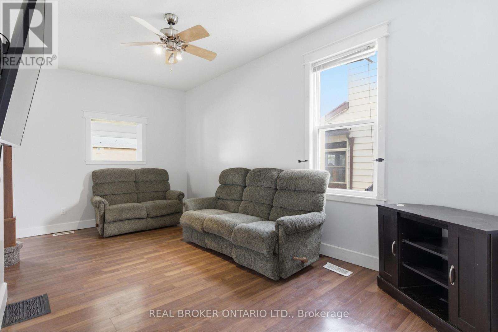 368 WELLINGTON AVENUE S - 12