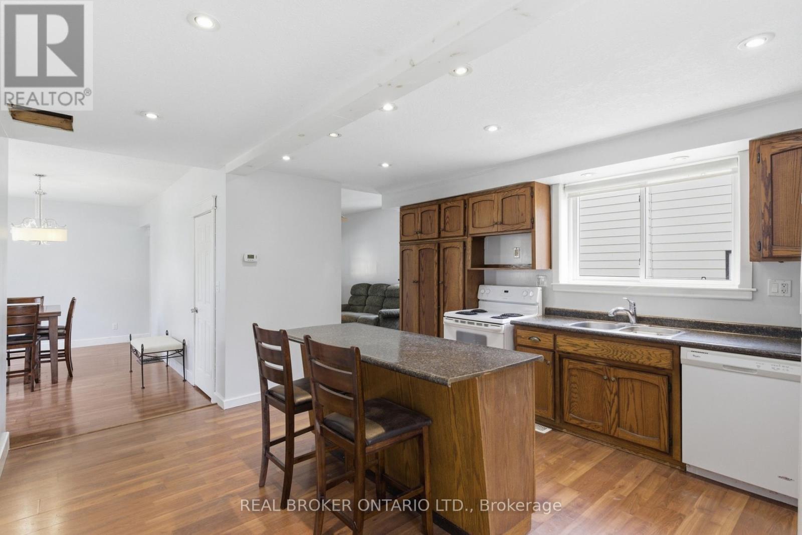 368 WELLINGTON AVENUE S - 17