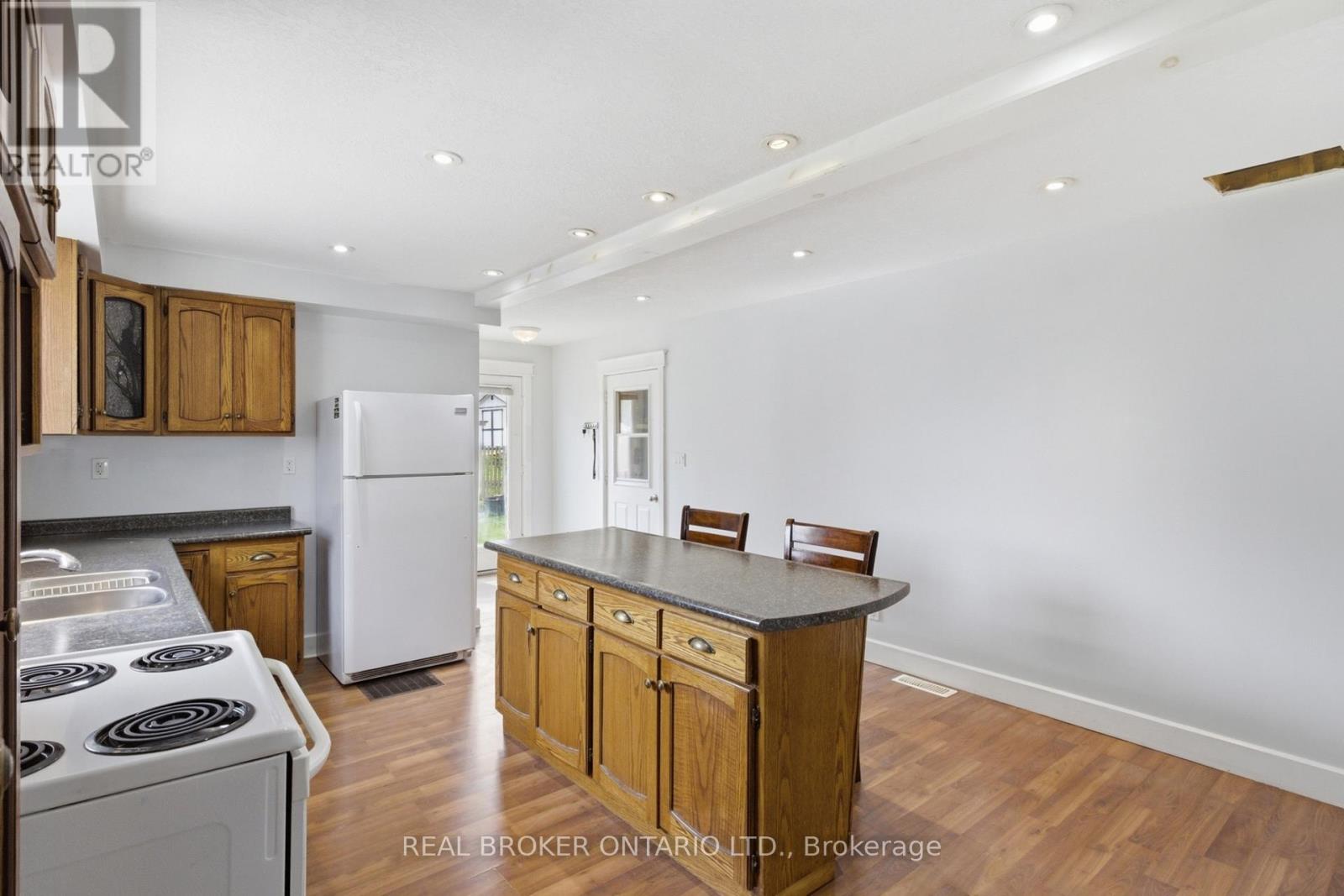 368 WELLINGTON AVENUE S - 18