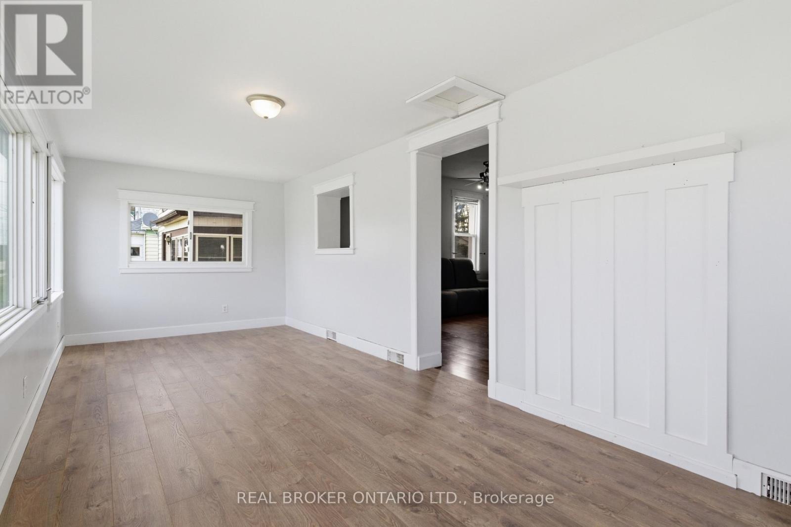 368 WELLINGTON AVENUE S - 7