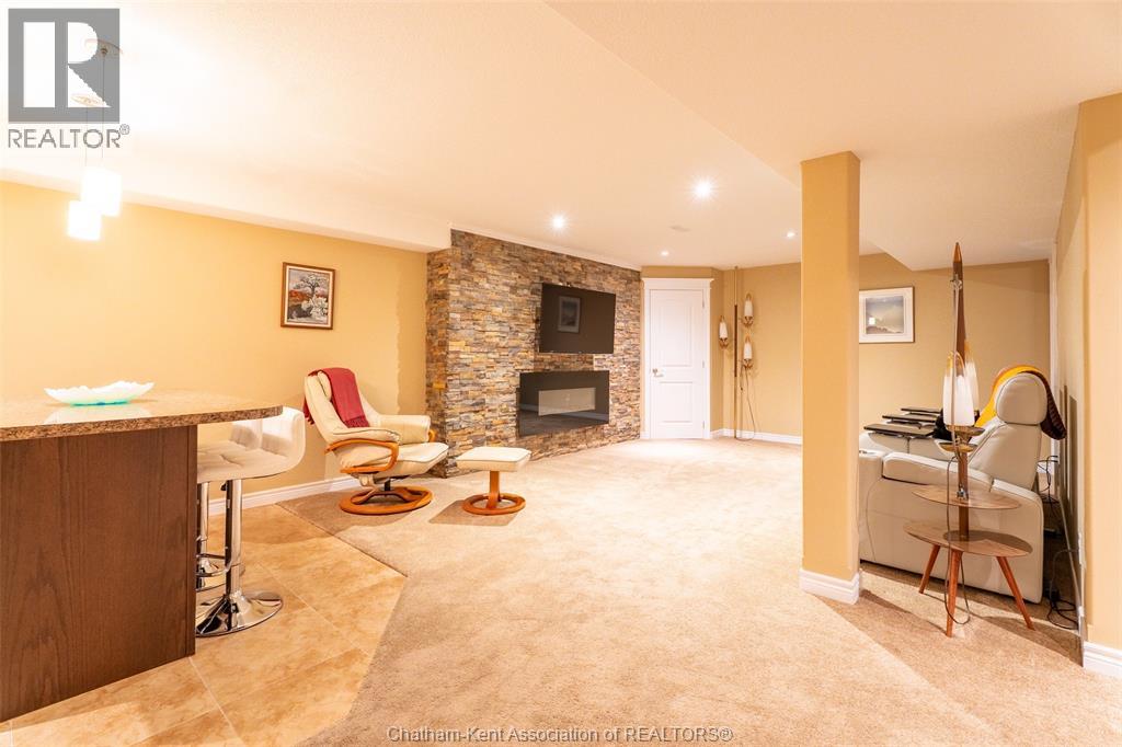 27 McIntosh AVENUE - 31