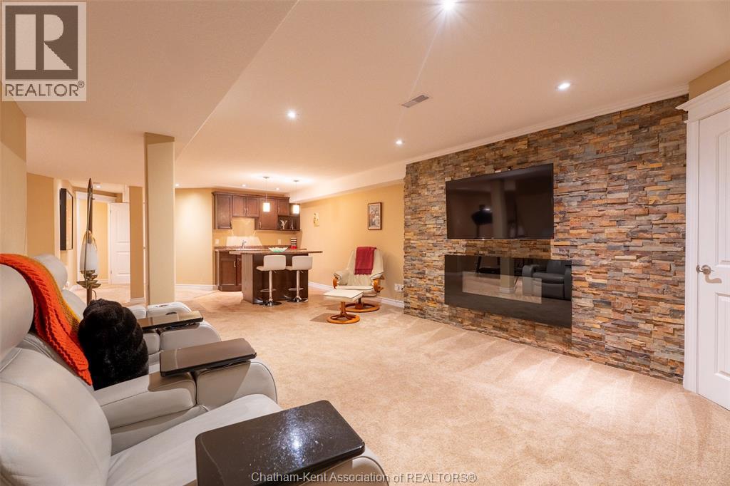 27 McIntosh AVENUE - 34