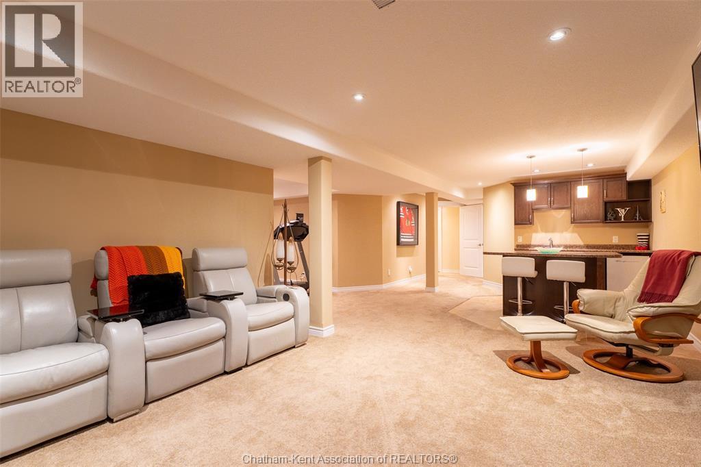 27 McIntosh AVENUE - 35