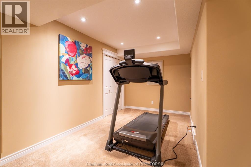 27 McIntosh AVENUE - 36